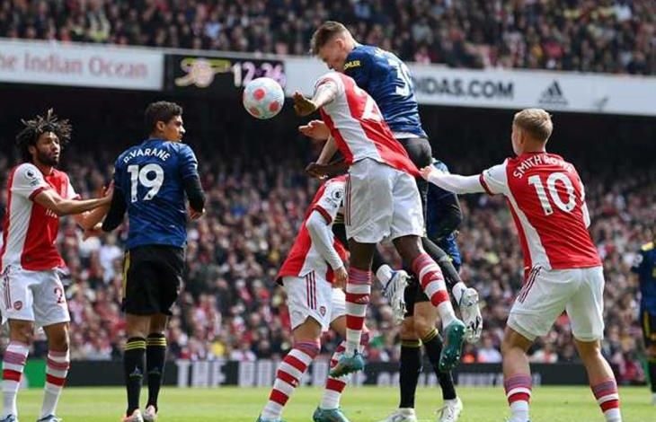 تنطلق اليوم الخميس الجولة الخامسة من دور المجموعات ببطولة الدوري الأوروبي لكرة القدم، حيث ستقام 24 مباراة متفاوتة المستوى، ففي المجموعة الأولى يحل أرسنال المتصدر ضيفا على آيندهوفين الهولندي، ويسعى فريق المدفعجية للفوز ومواصلة حصد النقاط، حيث فاز بجميع مبارياته حتى الآن، وفي المباراة الثانية بالمجموعة يستضيف بودو جليمنت الترويجي زيوريخ السويسري متزيل الترتيب. وفي المجموعة الثانية يستضيف فنار بخشة التركي رين الفرنسي، كما يحل دينامو كيف الأوكراني ضيفا على آيك لارنكا القبرصي. المجموعة الثالثة تشهد مواجهة ريال بيتيس الإسباني مع لودوجوريتس رازجراد الصربي، وفي المباراة الأخرى يستضيف هلسنكي الفنلندي روما الإيطالي. وفي المجموعة الرابعة يستضيف يونيون برلين متصدر الدوري الألماني سبورتنج براغا البرتغالي، ويبحث عن النادي على تحقيق الفوز أملا في الحصول على فرصة التأهل، خيث يحل في المركز الثالث برصيد 6 نقاط بفارق نقطة عن منافسه الذي يحتل المركز الثاني برصيد 7 نقاط، ويلتقي أيضا في نفس المجموعة سانت جيلواز البلجيكي المتصدر برصيد 10 نقاط مع مالمو السويدي متذيل الترتيب بدون رصيد. وفي المجموعة الخامسة يستضيف مانشستر يونايتد صاحب المركز الثاني برصيد 9 نقاط نادي شيريف تيراسبول المولدوفي الذي يحتل المركز الثالث برصيد ثلاث نقاط، بينما يلتقي ريال سوسيداد الإسباني مع أومونيا نيقوسيا القبرصي صاحب المركز الأخير بدون رصيد. وفي المجموعة السادسة يستضيف لاتسيو الإيطالي صاحب المركز الثالث ميتلاند الدنماركي ثاني المجموعة، حيث يتساوى الفريقان في عدد نقاط لكن الفريق الدنماركي يتفوق بفارق الأهداف لذلك تعتبر المباراة مصيرية لكلا الفريقين فعلى أساسها يتحدد المتأهل منهما للأدوار المقبلة، وفي نفس المجموعة يستضيف شتورم جيراتس النمساوي صاحب المركز الأخير فينورد روتردام المتصدر ويمتلك الفريقين أيضا نفس الرصيد من النقاط، لذلك ستكون هذه الجولة حاسمة بالنسبة لفرق المجموعة حيث يتساوى الجميع في عدد النقاط. وتشهد المجموعة السابعة مواجهة فرايبورج الألماني وأولمبياكوس اليوناني، كما يستضيف نانت الفرنسي فريق كارباغ أجدام الأذربيجاني، وفي المجموعة الثامنة يستضيف فرينكفاروزي المجري موناكو الفرنسي، ويواجه سرفينا زفيزدا الصربي طرابزون سبور التركي. القنوات الناقلة لمباريات اليوم بدوري أبطال أوروبا تذاع مباريات اليوم الخميس بالدوري الأوروبي لكرة القدم حصريا على شبكة قنوات بي إن سبورت، مالكة حقوق بث مباريات الشامبيونزلييج في الشرق الأوسط وشمال إفريقيا.