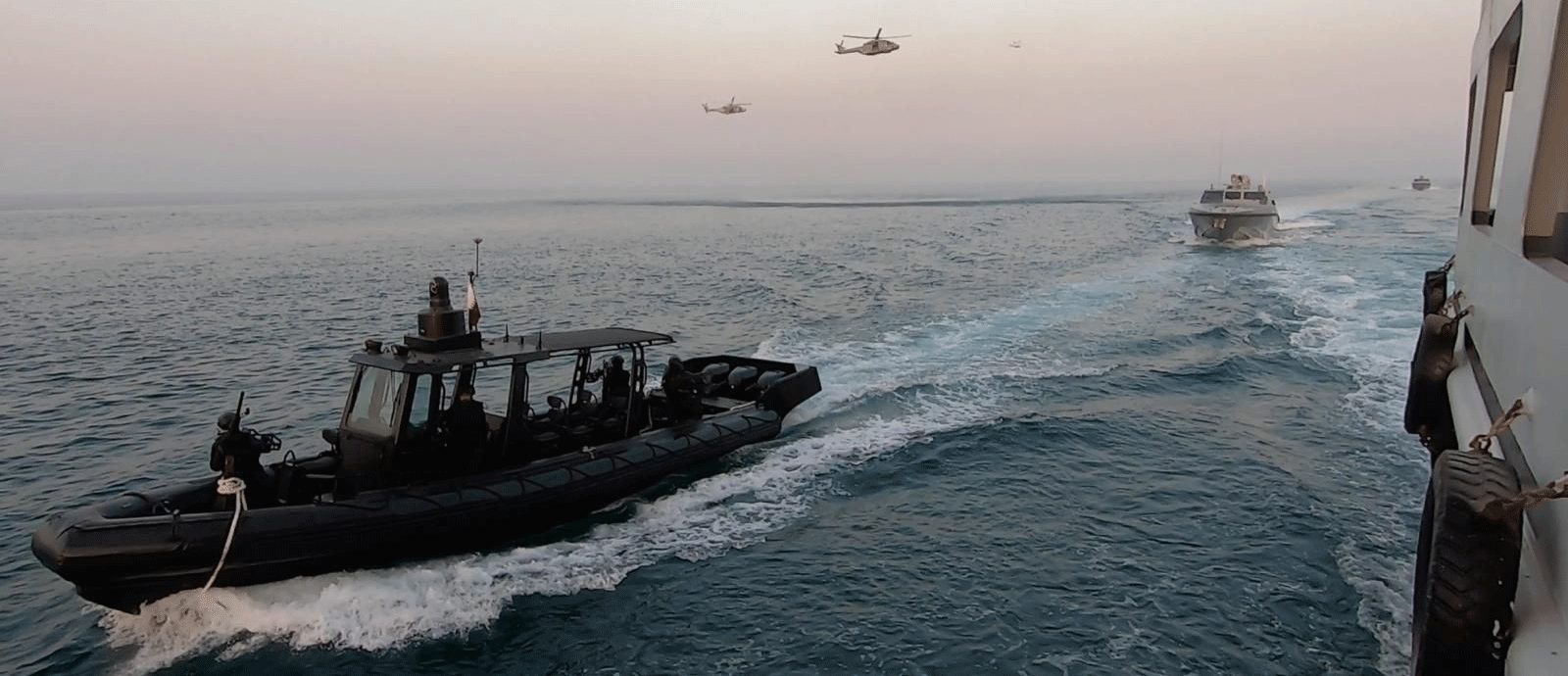 شاركت وزارة الدفاع القطرية في تمرين «وطن» الذي تنظمه اللجنة الأمنية لبطولة كأس العالم 2022، واختتم أعماله أمس الخميس بمشاركة مختلف الجهات العسكرية والمدنية والتنظيمية المعنية باستضافة البطولة، وعدد من قوات الدول الشقيقة والصديقة. وهدف تمرين «وطن»، الذي استمر خمسة أيام، إلى تعزيز دور الجهات المعنية أثناء قيامها بتنفيذ مهامها الاعتيادية والإضافية خلال البطولة لقياس سرعة الاستجابة للأحداث الطارئة، وتفعيل آلية القيادة والسيطرة والتعاون المشترك بين الجهات العسكرية والمدنية بما يحقق تكامل الأدوار وتنفيذ المهام المطلوبة، إلى جانب تعزيز التعاون الوثيق وتبادل الخبرات والتجارب مع القوات المشاركة في التمرين من الدول الشقيقة والصديقة. ويعد تمرين «وطن» الأمني هو الأكبر من نوعه من حيث عدد الجهات العسكرية والمدنية المشاركة فيه، بالإضافة إلى تنوع سيناريوهاته المبنية على أنواع المخاطر والتحديات المحتملة خلال البطولة التي تستضيفها قطر بداية من الـ 20 من نوفمبر المقبل وتنتهي في الثامن عشر من ديسمبر.