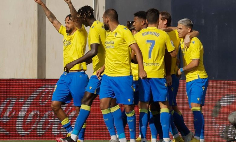 حقق قادش فوزا مستحقا على ضيفه أتلتيكو مدريد بثلاثة أهداف مقابل هدفين خلال المباراة التي جمعتهما اليوم السبت في الجولة الثانية عشرة من الدوري الإسباني لكرة القدم. وسجل أهداف قادش ثيو بونجوندا في الدقيقة الأولى من اللقاء وأليخاندرو فرنانديز في الدقيقة الثانية والثمانين وروبين سوبرينو في الدقيقة التاسعة من الوقت المحتسب بدلا من الضائع للمباراة، في المقابل سجل هدفي أتلتيكو مدريد لويس هرنانديز، لاعب قادش بالخطأ في مرمى فريقه في الدقيقة الخامسة والثمانين وجواو فيليكس في الدقيقة التاسعة والثمانين. وبهذا الفوز رفع قادش رصيده إلى عشر نقاط في المركز الثامن عشر، بينما توقف رصيد أتلتيكو مدريد عند 23 نقطة في المركز الثالث.