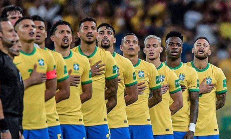 وجه رئيس البرازيل، لويس إيناسيو لولا دا سيلفا، رسالة إلى منتخب بلاده، وذلك قبيل إنطلاق كأس العالم قطر 2022. وتنطلق منافسات كأس العالم قطر 2022، مابين الفترة 20 نوفمبر الجاري وحتى 18 ديسمبر المقبل. رئيس البرازيل يوجه رسالة لمنتخب بلاده قبل كأس العالم وقال لويس إيناسيو، رئيس البرازيل عبر صفحته الرسمية على "تويتر": "حظاً سعيدًا لمن استدعاهم المدرب تيتي للمشاركة في كأس العالم". وكان تيتي، مدرب السامبا، قد أعلن قائمة اللاعبين المكونة من 26 لاعب، وذلك لخوض غمار منافسات كأس العالم، حيث شهدت القائمة استبعاد مهاجم ليفربول الإنجليزي، روبرتو فيرمينو، ومن ناحية أخرى ضمت كل من جابريل جيسوس، مهاجم أرسنال الإنجليزي، بجانب المدافع المخضرم داني ألفيس. وتخوض البرازيل أول مباراة لها في مونديال قطر 2022، أمام منتخب صربيا، وذلك يوم الخميس الموافق 24 نوفمبر، على ملعب لوسيل. يذكر أن منتخب البرازيل يقع في المجموعة السابعة، بجانب كل من منتخب صربيا، ومنتخب سويسرا، وأخيرًا منتخب الكاميرون.