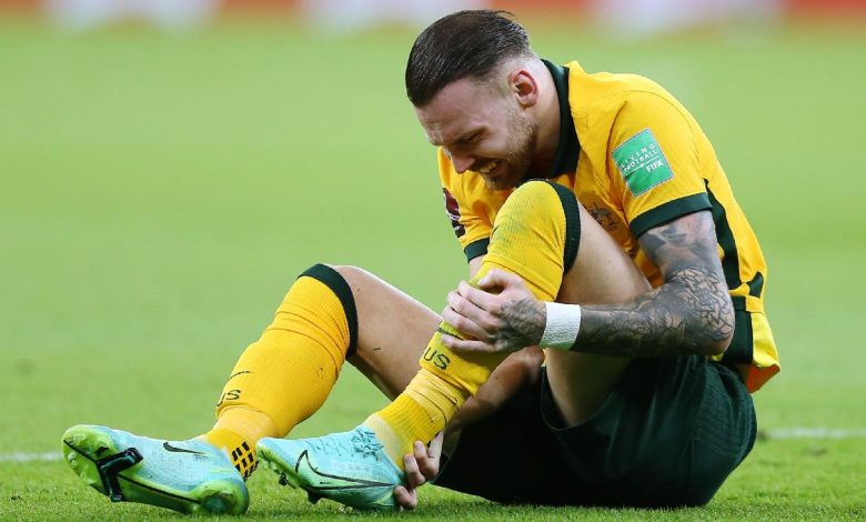 تأكد بشكل رسمي غياب مهاجم منتخب أستراليا، مارتن بويل، عن بطولة كأس العالم 2022، بعد تعرضه للإصابة. ويستهل المنتخب الأسترالي مشواره بكأس العالم 2022 بمواجهة فرنسا، يوم الثلاثاء القادم، على ملعب الجنوب. الإصابة تبعد مهاجم أستراليا عن مونديال 2022 وقال الاتحاد الاسترالي في بيانه الرسمي عبر "تويتر": "نشعر جميعًا بالحزن بعد إصابة مارتن، هي ضربة قاسية له قبل انطلاق كأس العالم". وتابع البيان: "جراهام أرنولد مدرب أستراليا حاول هو والطاقم الطبي بالفريق بذل قصارى جهدهم لمحاولة تحضيره للمونديال، لكنهم اضطروا لاستبعاده في من القائمة في نهاية الأمر". وأضاف: "مارتن كان جزءًا لا يتجزأ من رحلتنا الطويلة للوصول إلى قطر، نشكره على كل ما قدمه لمنتخب أستراليا خلال التصفيات الأخيرة، كما نشكر ناديه هيبرنيان الاسكتلندي، الذي بذل كل ما في وسعه في الفترة الماضية لمحاولة المساعدة". كما أعلن الاتحاد الاسترالي لكرة القدم استدعاء ماركو تيليو جناح ملبورن سيتي، بدلًا من المصاب مارتن بويل. يذكر أن منتخب أستراليا يقع ضمن المجموعة الرابعة بكأس العالم، بجانب منتخبات فرنسا، تونس، الدنمارك.