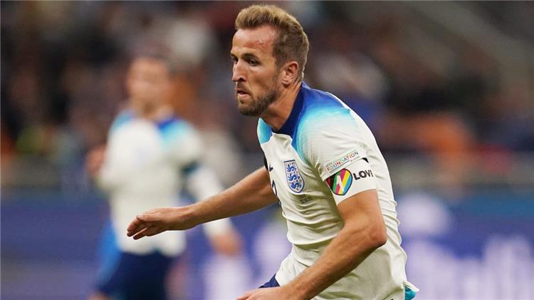 كشفت تقارير صحفية اليوم "الأحد"، عن رفض الاتحاد الدولي لكرة القدم "فيفا"، ارتداء كابتن منتخب إنجلترا شارة دعم المثليين، وذلك خلال مواجهة إيران. ويستهل المنتخب الإنجليزي مشواره بكأس العالم 2022، بمواجهة إيران، غدًا "الإثنين"، الساعة الثالثة عصرًا بتوقيت القاهرة، على ملعب خليفة الدولي. الفيفا يمنع إنجلترا من ارتداء شارة دعم المثليين وكشفت صحيفة "تيليجراف" البريطانية، تم منع منتخب إنجلترا من ارتداء شارة One Love "دعم المثليين" في كأس العالم من قِبل الاتحاد الدولي لكرة القدم فيفا. وتابعت، توجد مخاوف لدى الدول الأوروبية التي أعلنت ارتداء الشارة المثلية في قطر من أن الحكم سيمنح قائد الفريق بطاقة صفراء بمجرد بداية المُباراة. واختتمت، أي تغيير فيما يرتدي اللاعبين على أرضية الملعب يجب أن يتم بموافقة الفيفا أولًا. وشهدت الفترة الأخيرة شد وجذب من قبل الإعلام العربي والغربي بشأن ارتداء بعض المنتخبات الأوروبية لشارة المثلية، وذلك خلال مونديال قطر 2022. يذكر أن إنجلترا تقع ضمن المجموعة الثانية بكأس العالم 2022، بجانب منتخبات الولايات المتحدة الأمريكية، ويلز، إيران.