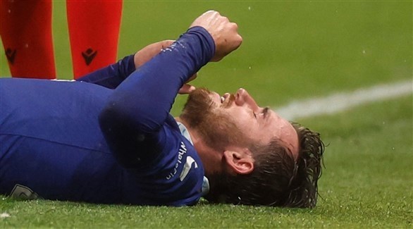 قال نادي تشيلسي الإنجليزي إن مدافع الفريق بن تشيلويل سيغيب عن المشاركة في ضمن صفوف منتخب إنجلترا في نهائيات كأس العالم 2022 التي تستضيفها قطر في الـ20 من الشهر الجاري، بعد أن أثبتت الفحوص معاناته من إصابة «بالغة» في العضلة الخلفية للفخذ. وأضاف النادي اللندني في بيان أصدره اليوم: أظهرت النتائج أن اللاعب يعاني من إصابة بالغة وللأسف فإنه يتوقع أن يغيب عن نهائيات كأس العالم. وستقام نهائيات كأس العالم 2022 في قطر خلال الفترة ما بين 20 نوفمبر الجاري و18 ديسمبر المقبل، ويشارك فيها منتخب إنجلترا ضمن المجموعة الثانية التي تضم إيران والولايات المتحدة الأمريكية وويلز.