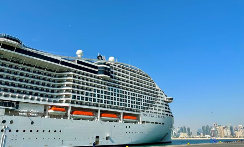 وصول أول فندق عائم إلى ميناء الدوحة لخدمة مشجعي كأس العالم