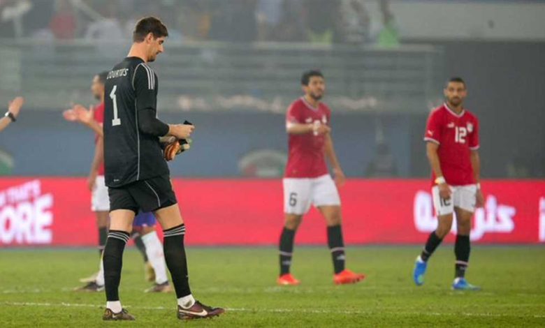 تحدث تيبو كورتوا، حارس مرمى منتخب بلجيكا وريال مدريد، عن الهزيمة التي تعرض لها منتخب بلاده أمام مصر، في البروفة الأخيرة قبل انطلاق منافسات كأس العالم قطر 2022. وسقط المنتخب البلجيكي أمام الفراعنة، بنتيجة 2-1، في المباراة التي أقيمت بين المنتخبين اليوم “الجمعة”، على ملعب جابر الاحمد الدولي. وتنطلق منافسات كأس العالم 2022 بقطر، مابين الفترة 20 نوفمبر الجاري وحتى 18 ديسمبر المقبل، على 8 ملاعب مختلفة. كورتوا يتحدث عقب الهزيمة أمام مصر وقال كورتوا في تصريحات صحفية لقناة "RTL" البلجيكية: "منتخبنا يقدم مستوى عالي من الناحية الهجومية ولكن تبقى الأخطاء الدفاعية مشلكة بالنسبة لنا، علينا تحسين الكثير من الأمور". وتابع: "توقيت الهدف الثاني لهم بعد مرور دقيقة واحدة فقط من بداية الشوط الثاني لا ينبغي أن يحدث، لقد أخطأنا على المستوى الدفاعي 3 أو 4 مرات اليوم". وأضاف: "لا أريد تضخيم الأمور، إذا تعاملنا مع هذه الأخطاء بشكل منطقي وصحيح سنكون أفضل، سيكون كل شيء مختلف في كأس العالم، ولكن سيتعين على جميع اللاعبين تقديم 100٪ من مستواهم". واختتم قائلًا: "علينا القيام بكل شيء في الملعب بشكل صحيح، إذا لم نلعب بشكل أفضل سنخرج من دور المجموعات، ولكن على أي حال إذا صححنا الأخطاء يمكننا أن نحظى بكأس عالم جيدة جدًا". ويستهل منتخب بلجيكا مباراته الأولى في كأس العالم أمام كندا، يوم 23 نوفمبر الجاري، على ملعب أحمد بن علي المونديالي. يذكر أن منتخب بلجيكا بقع ضمن المجموعة السادسة بكأس العالم 2022، بجانب منتخبات كرواتيا، المغرب، كندا.