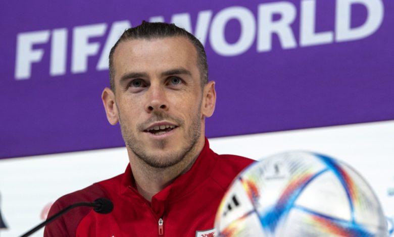 تحدث جاريث بيل، نجم منتخب ويلز، عن مواجهة منتخب بلاده أمام إنجلترا، ضمن مباريات الجولة الثالثة من المجموعة الثانية، بكأس العالم 2022. ويواجه منتخب ويلز خطر الخروج المبكر من كأس العالم قطر 2022، بعد الخسارة الأخيرة أمام إيران، بهدفين دون رد، في المباراة التي أقيمت بينهم صباح "الجمعة" الماضي، على ملعب أحمد بن علي المونديالي. ويملك منتخب ويلز نقطة وحيده في رصيده، بعدما تعادل في المباراة الأولى أمام أمريكا، وخسر في الثانية أمام إيران. بيل يتحدث عن مباراة ويلز أمام إنجلترا وقال بيل في المؤتمر لصحفي لمباراة الغد: "الجميع في الفريق يشعر بخيبة أمل  بسبب النتائج والأداء خلال اللقائين الماضيين، لكن بطبيعة الحال هذه هي كرة القدم، اللعب في المونديال ليس بالأمر السهل إطلاقًا". وتابع: "سنقدم غدًا أمام إنجلترا 100% من مستوانا، نريد تحسين أمورنا في المجموعة، عملنا في الأيام الماضية بكل جد وقوة ونأمل أن يكلل مجهودنا بالنجاح". وأضاف: "أعلم بأننا تلقينا خسارة قاسية أمام إيران، لكن الجميع  في حالة معنوية جيدة لمباراة إنجلترا، علينا العودة مرة أخرى". وبسؤاله عن هل لديه إحساس خاص بكونه قائد المنتخب قال: "لا أشعر بمسؤولية إضافية،  نحن فريق واحد وبلد واحدة ونعمل بجد من أجل بعضنا البعض، يجب علينا تقديم أداء جيد كفريق واحد وليس كفرد". وبسؤاله عن هل ستصبح مباراتك أمام إنجلترا هي الدولية الأخيرة قال: "بكل وضوح لا". ويستعد رفقاء جاريث بيل لمواجهة إنجلترا، غدًا "الثلاثاء"، على ملعب أحمد بن علي المونديالي، في تمام الساعة التاسعة مساءًا بتوقيت القاهرة، ضمن الجولة الثالثة من كأس العالم 2022. وتلعب ويلز ضمن المجموعة الثانية بمونديال قطر 2022، بجانب منتخبات إنجلترا، أمريكا، إيران.