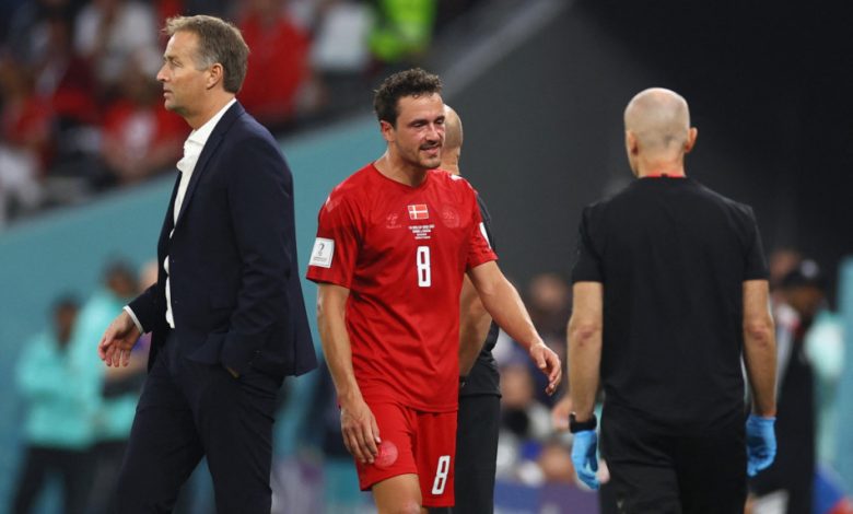 أعلن الاتحاد الدنماركي لكرة القدم، اليوم "الأربعاء"، عن خروج لاعبه من القائمة النهاية للدنمارك، والتي تستعد لاستكمال مشوارها بكأس العالم 2022. وكان منتخب الدنمارك قد تعادل سلبيًا في المباراة الأولى أمام تونس، في المباراة التي أقيمت بين المنتخبين مساء أمس "الثلاثاء"، على ملعب المدينة التعليمية. لاعب الدنمارك خارج كأس العالم وأعلن الاتحاد الدنماركي في بيانًا رسميًا له عبر حسابه الرسمي على "تويتر": "سيغيب لاعب خط الوسط الدولي توماس ديلاني عن بقية مباريات كأس العالم 2022 والمقام في قطر". وتابع البيان: "ديلاني سيغيب عن بقية مباريات كأس العالم 2022، بسبب الإصابة القوية التي تعرض لها في مباراة تونس يوم أمس "الثلاثاء". وقال المدير الفني لمنتخب الدنمارك كاسبر هيولماند: "سنفتقده بالتأكيد داخل وخارج الملعب، اللاعبون الآخرون جاهزون ولدينا مجموعة قوية للمباريات القادمة". وسيخوض منتخب الدنمارك المباراة المقبلة أمام فرنسا، يوم السبت القادم، على ملعب 974. وتلعب الدنمارك ضمن المجموعة الرابعة بكأس العالم 2022، بجانب منتخبات تونس، الدنمارك، فرنسا.