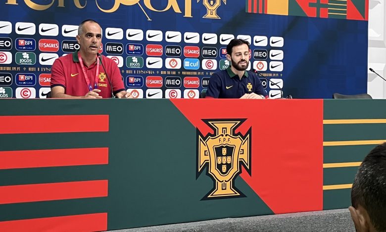 تحدث بيرناردو سيلفا، لاعب منتخب البرتغال، عن الأداء المتوقع لمنتخب بلاده في كأس العالم قطر 2022، والمقرر انطلاقه غدًا "الأحد". وتنطلق منافسات كأس العالم 2022، مابين الفترة 20 نوفمبر الجاري وحتى 18 ديسمبر المقبل، على 8 ملاعب مختلفة. بيرناردو سيلفا يتحدث عن الأداء المتوقع للبرتغال في المونديال وقال بيرناردو في مؤتمر صحفي عقب وصول بعثة البرتغال إلى قطر: "سنلعب بثقة عالية، نعلم أننا ببطولة مميزة وهناك الكثير من الفرق الرائعة، وعلى اكتافنا الكثير من الحِمل ويتوقّع البرتغاليون الكثير منا ولكننا مستعدون وسنبذل قصارى جهدنا من أجل الوطن". وتابع: "نحن هنا من أجل البرتغال، وسنلعب بروح عالية للغايه من أجل الفوز في المباريات". وعن وضعية كريستيانو رونالدو في ناديه قال: "من المخجل أن نتحدّث عن وضعية كريستيانو رونالدو مع مانشستر يونايتد، بينما لدينا كأس عالم لنلعبه". وعن مركزه المفضل في الملعب قال: "أشعر بشعور أفضل عندما ألعب في خط الوسط ولكنني سألعب بالمركز الذي يعتقد المدرب أنه أفضل بالنسبة لي". ويستهل المنتخب البرتغالي مشواره بكأس العالم بمواجهة غانا، يوم 24 نوفمبر الجاري، على ملعب 974. وتلعب البرتغال ضمن المجموعة الثامنة بكأس العالم، بجانب منتخبات الأوروجواي، غانا، كوريا الجنوبية.