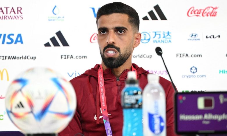 تحدث حسن الهيدوس، لاعب منتخب قطر، عن مواجهة منتخب بلاده العنابي أمام الإكوادور، في افتتاح بطولة كأس العالم 2022. وتنطلق مباراة الافتتاح بين منتخبي قطر والإكوادور، غدًا "الأحد"، في تمام الساعة السادسة مساءًا، على ملعب البيت. الهيدوس يتحدث عن مباراة الافتتاح أمام الإكوادور وقال الهيدوس في المؤتمر الصحفي الخاص بمباراة الافتتاح أمام الإكوادور: "أشعر بالفخر بأن أكون قائد المنتخب القطري، ليس فقط بكوني الكابتن بل كلاعب كذلك راح يشارك في كأس العالم". وتابع: "إن شاء الله غدًا أمام الإكوادور أنا وأخواني الزملاء بالفريق نظهر بالصورة التي كنا نعمل عليها طوال الفترة الماضية، شاركنا في التصفيات الماضية ولم ننجح بالتأهل ولكنني متأكد لو شاركنا بالتصفيات الأخيرة كنا بنتأهل". وعن إقامة المونديال في قطر قال: "هذا مونديال كل العرب، وعلينا مسؤولية كلاعبين ومنتخبات بأن نظهر بالصورة الجيدة". واختتم قائلًا: "وفي النهاية أؤكد مرة أخرى بأنني فخور وسعيد إني بالمشاركة بكأس العالم، لأن هذا حلم الطفولة". ويلعب منتخب العنابي ضمن المجموعة الأولى بكأس العالم، بجانب منتخبات الإكوادور، هولندا، السنغال.