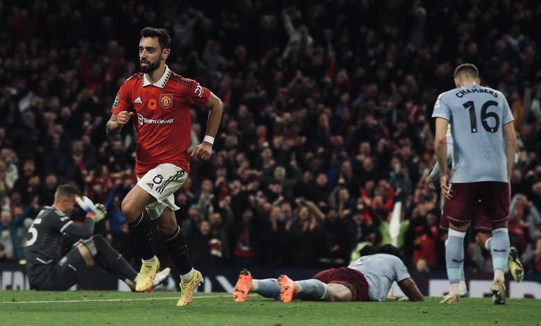 قلب مانشستر يونايتد الطاولة على نظيره أستون فيلا، وحقق فوزًا مثيرًا بنتيجة 4-2، وذلك ضمن منافسات كأس رابطة المحترفين الإنجليزية. وحقق الشياطين الحمر فوزًا مثيرًا على أستون فيلا، ليتأهل إلى الدور القادم، وذلك في المباراة التي أقيمت بين الفريقين مساء اليوم "الخميس"، على ملعب أولدترافورد، ضمن الدور الثالث من كأس رابطة المحترفين الإنجليزية. تشكيلة الفريقين مانشستر يونايتد: دوبرافكا – لينديلوف – ماجواير – فيرنانديز – مارسيال – راشفورد – مالاسيا – فريد – دالوت – فان دي بيك – ماكتوميناي. أستون فيلا: أولسن - يونج - كونسا - تشامبرز - أوجوستينسون - رامسي - كامارا - لويز - ماكجين - واتكينز - إنجز. تفاصيل أهداف المباراة سجل لمانشستر يونايتد مارسيال في الدقيقة 49، ماركوس راشفورد في الدقيقة 67، برونو فيرنانديز في الدقيقة 78، وأخيرًا سكوت ماكتومناي في الدقيقة 91، وذلك من عمر الشوط الثاني. وسجل لأسون فيلا أولي واتكينز في الدقيقة 48، ودالوت "لاعب مانشستر يونايتد" هدف في مرماه في الدقيقة 61، من عمر الشوط الثاني. بهذه النتيجة يتأهل مانشستر يونايتد إلى دور الـ16، من مسابقة كأس رابطة المحترفين الإنجليزية. فيما ودع أستون فيلا مسابقة كأس رابطة المحترفين الإنجليزية من الدور الثالث.