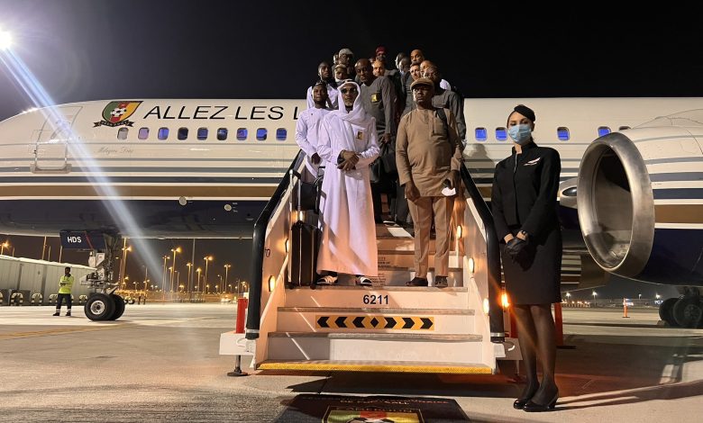 وصلت بعثة المنتخب الكاميروني، إلى مطار حمد الدولي بالعاصمة القطرية الدوحة، استعدادًا للمشاركة في نهائيات كأس العالم 2022. وتنطلق منافسات كأس العالم 2022، مابين الفترة 20 نوفمبر الجاري وحتى 18 ديسمبر المقبل، على 8 ملاعب مختلفة. وكان ريجوبير سونج، المدير الفني لمنتخب الكاميرون، قد أعلن في وقت سابق عن القائمة النهائية لمنتخب بلاده، والتي سوف تخوض غمار مونديال كأس العالم قطر 2022.  وتعد هذه المشاركة هي الثامنة لأسود الكاميرون في كأس العالم، بعد الغياب عن النسخة الماضية والتي أقيمت في روسيا. ويخوض منتخب الكاميرون أول مواجهة له بكأس العالم 2022، أمام سويسرا، يوم 24 نوفمبر الجاري، على استاد الجنوب. قائمة الكاميرون في كأس العالم 2022 حراسة المرمى: أندريه أونانا (إنتر ميلان الإيطالي)، دايفس إيباسي (أبها السعودي)، سيمون نجاباندويتنبو (مارسيليا الفرنسي). خط الدفاع: نوهو تولو (سياتل ساوندرز الأمريكي)، كولينز فاي (الطائي السعودي)، جيان شارليس كاستيليو (نانت الفرنسي)، كريستوفر ووه (رين الفرنسي)، نيكولاس نكولولو (أريس اليوناني)، إنزو إيبوسي (أودينيزي الإيطالي)، أوليفر مبايزو (فلاديلفيا يونيون الأمريكي). خط الوسط: أندريه زامبو أنجيسا (نابولي الإيطالي)، مارتن هونجلا (هيلاس فيرونا الإيطالي)، بيير كوندي (أولمبياكوس اليوناني)، صامويل جويت (ميتشيلين البلجيكي)، جيروم مبيكيلي (أبيجيس الكاميروني)، أوليفيه نتشام (سوانزي سيتي)، جايل أوندوا (هانوفر الألماني). خط الهجوم: مومي نجامالو (دينامو موسكو الروسي)، كريستيان باسوجوج (هينان سونجشان الصيني)، بريان مبيومو (برينتفورد الإنجليزي)، جورج نكودو (بشكتاش التركي)، فينسنت أبو بكر (النصر السعودي)، تشوبو موتينج (بايرن ميونخ)، توكو إيكامبي (ليون الفرنسي)، سويبو مارو (كوتون سبورت الكاميروني). وتلعب الكاميرون ضمن المجموعة السابعة بكأس العالم 2022، بجانب منتخبات صربيا، سويسرا، البرازيل. فيديو.. وصول منتخب الكاميرون إلى قطر للمشاركة بكأس العالم