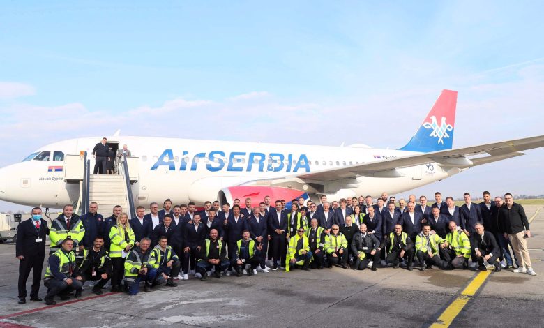 وصلت بعثة المنتخب الصربي، إلى مطار حمد الدولي بالعاصمة القطرية الدوحة، استعدادًا للمشاركة في نهائيات كأس العالم 2022. وتنطلق منافسات كأس العالم 2022، مابين الفترة 20 نوفمبر الجاري وحتى 18 ديسمبر المقبل، على 8 ملاعب مختلفة. وكان دراجان ستويكوفيتش، المدير الفني لمنتخب صربيا، قد أعلن في وقت سابق عن القائمة النهائية لمنتخب بلاده، والتي سوف تخوض غمار مونديال كأس العالم قطر 2022. وشهدت قائمة منتخب صربيا تواجد العديد من النجوم، وأبرزهم: دوسان فلاهوفيتش لاعب يوفنتوس الإيطالي، ألكسندر ميتروفيتش لاعب فولهام الإنجليزي، وميلينكوفيتش سافيتش لاعب لاتسيو الإيطالي. ويخوض منتخب صربيا أول مواجهة له بكأس العالم 2022، أمام البرازيل، يوم 24 نوفمبر الجاري، على استاد لوسيل. قائمة صربيا في كأس العالم 2022 حراسة المرمى: ماركو دميتروفيتش (إشبيلية)، بريدراج راجكوفيتش (ريال مايوركا)، فانيا ميلينكوفيتش سافيتش (تورينو). خط الدفاع: ستيفان ميتروفيتش (خيتافي)، نيكولا ميلينكوفيتش (فيورنتينا)، ستراهينيا بافلوفيتش (سالزبورج)، ميلوس فيليكوفيتش (فردير بريمن)، فيليب ملادينوفيتش (ليجيا وارسو)، ستراهينيا إراكوفيتش (النجم الأحمر)، سردان بابيتش (ألميريا). خط الوسط: نيمانيا جوديل (إشبيلية)، سيرجي ميلينكوفيتش سافيتش (لاتسيو)، ساسا لوكيتش (تورينو)، ماركو جروجيتش (بورتو)، فيليب كوستيتش (يوفنتوس)، أوروس راسيتش (سبورتينج براجا)، نيمانيا ماكسيموفيتش (خيتافي)، إيفان إيليتش (هيلاس فيرونا)، أندريجا زيفكوفيتش (باوك سالونيكا)، داركو لازوفيتش (هيلاس فيرونا). خط الهجوم: دوشان تاديتش (أياكس أمستردام)، ألكسندر ميتروفيتش (فولهام)، دوشان فلاهوفيتش (يوفنتوس)، فيليب ديوريتشيتش (سامبدوريا)، لوكا يوفيتش (فيورنتينا)، نيمانيا رادونيتش (تورينو). وتلعب صربيا ضمن المجموعة السابعة بكأس العالم 2022، بجانب منتخبات الكاميرون، سويسرا، البرازيل. فيديو.. وصول منتخب صربيا إلى قطر للمشاركة بكأس العالم