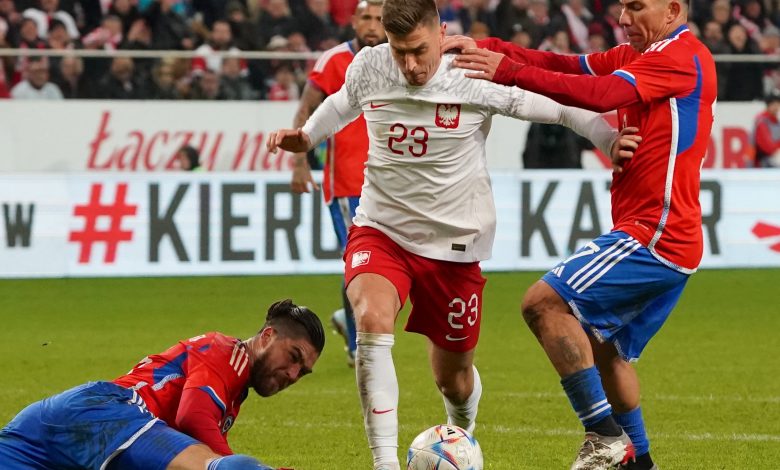 في البروفة الأخيرة لرفقاء روبرت ليفاندوفسكي، حقق المنتخب البولندي فوزًا على نظيره تشيلي 1-0، في مباراة ودية دولية، وذلك استعدادًا للمشاركة في كأس العالم 2022. وحقق منتخب بولندا فوزًا مقنعًا على أرضه ووسط جماهيره، وسط تشجيع حار من قبل المشجعين البولنديين لـ لاعبي منتخبهم، في المباراة التي أقيمت بين المنتخبين على ملعب الجيش البولندي. ولم يشارك ليفاندوفسكي في مباراة تشيلي، حيث قرر المدرب البولندي سيسلاو ماشنيويز، إراحة المهاجم بسبب ضغط المباريات في الفترة الاخيرة. تفاصيل هدف المباراة جاء هدف منتخب بولندا عن طريق اللاعب كريستوف بياتيك في الدقيقة 85، من عمر الشوط الثاني. فيديو.. هدف فوز بولندا على تشيلي 1-0 ويخوض منتخب بولندا أول مباراة له في مونديال 2022 بقطر، أمام المكسيك، يوم 22 نوفمبر الجاري، على ملعب 974. وتلعب بولندا ضمن المجموعة الثالثة بكأس العالم، بجانب منتخبات الأرجنتين، المكسيك، السعودية.