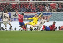 بالرغم من الانتصار أمام كوستاريكا 4-2، ودع المنتخب الألماني منافسات كأس العالم 2022، بعدما فشل في التأهل لدور الـ16 من البطولة، والمقامة بدولة قطر. وحصد منتخب المانشافت المركز الثالث بالمجموعة الخامسة، بعدما حصد 4 نقاط، وذلك بالتساوي مع منتخب إسبانيا صاحب المركز الثاني والذي يملك عدد أهداف أكثر. تفاصيل أهداف المباراة وجاءت أهداف منتخب ألمانيا عن طريق اللاعب جنابري في الدقيقة الـ10 من عمر الشوط الأول، كاي هافيرتز في الدقائق 73 ، 85، نيكلاس فولكروج في الدقيقة 89، وذلك من عمر الشوط الثاني. وجاءت أهداف منتخب كوستاريكا عن طريق اللاعب يلتسين تيخيدا في الدقيقة 58، مانويل نوير "هدف في مرماه بالخطأ" في الدقيقة 70، وذلك من عمر الشوط الثاني.  تشكيلة منتخب ألمانيا ضد كوستاريكا حراسة المرمى: مانويل نوير الدفاع: ديفيد راوم، نيكلاس سولي، أنطونيو روديجر الوسط: كيميتش، جوريتسكا، جوندوجان، جمال موسيالا الهجوم: ليروي ساني، توماس مولر، جنابري تشكيلة منتخب كوستاريكا ضد ألمانيا حراسة المرمى: كيلور نافاس الدفاع: خوان فارجاس، فولر، بورجيس، دوارتي الوسط: أوفييدو، فينيجاس، أجويليرا الهجوم: واستون، كامبل، فينيجاس فيديو.. أهداف مباراة ألمانيا وكوستاريكا 4-2 بكأس العالم 2022