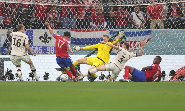 بالرغم من الانتصار أمام كوستاريكا 4-2، ودع المنتخب الألماني منافسات كأس العالم 2022، بعدما فشل في التأهل لدور الـ16 من البطولة، والمقامة بدولة قطر. وحصد منتخب المانشافت المركز الثالث بالمجموعة الخامسة، بعدما حصد 4 نقاط، وذلك بالتساوي مع منتخب إسبانيا صاحب المركز الثاني والذي يملك عدد أهداف أكثر. تفاصيل أهداف المباراة وجاءت أهداف منتخب ألمانيا عن طريق اللاعب جنابري في الدقيقة الـ10 من عمر الشوط الأول، كاي هافيرتز في الدقائق 73 ، 85، نيكلاس فولكروج في الدقيقة 89، وذلك من عمر الشوط الثاني. وجاءت أهداف منتخب كوستاريكا عن طريق اللاعب يلتسين تيخيدا في الدقيقة 58، مانويل نوير "هدف في مرماه بالخطأ" في الدقيقة 70، وذلك من عمر الشوط الثاني.  تشكيلة منتخب ألمانيا ضد كوستاريكا حراسة المرمى: مانويل نوير الدفاع: ديفيد راوم، نيكلاس سولي، أنطونيو روديجر الوسط: كيميتش، جوريتسكا، جوندوجان، جمال موسيالا الهجوم: ليروي ساني، توماس مولر، جنابري تشكيلة منتخب كوستاريكا ضد ألمانيا حراسة المرمى: كيلور نافاس الدفاع: خوان فارجاس، فولر، بورجيس، دوارتي الوسط: أوفييدو، فينيجاس، أجويليرا الهجوم: واستون، كامبل، فينيجاس فيديو.. أهداف مباراة ألمانيا وكوستاريكا 4-2 بكأس العالم 2022