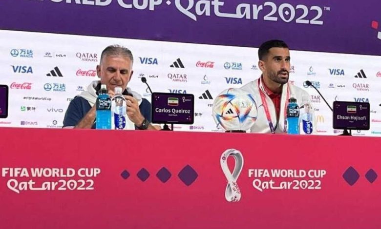تحدث كارلوس كيروش، المدير الفني لمنتخب إيران، عن مواجهة أسود فارس أمام إنجلترا، ضمن الجولة الأولى من المجموعة الثانية، لبطولة كأس العالم 2022. ويستهل منتخب إيران مشواره في كأس العالم قطر 2022 بمواجهة إنجلترا، غدًا “الإثنين”، في تمام الساعة الثالثة عصرًا بتوقيت القاهرة، على ملعب خليفة الدولي. كيروش يتحدث عن مباراة إنجلترا الصعبة وقال كيروش في المؤتمر الصحفي قبل مباراة الغد: "المنتخب الإنجليزي يعيش أفضل نسخة له منذ عام 1966 حين توجوا بلقب كأس العالم أنذاك". وتابع: "هذه هي الحقيقة، هذا الجيل للمنتخب الإنجليزي أكثر واقعية وقوة بدنية وخبرة داخل الملعب". واختتم قائلًا: "هذا أول لقاء لي أمام إنجلترا خلال مسيرتي التدريبية وأتشرف بهذا، ولكن تنتظرنا مباراة صعبة للغاية، نحن نعمل على هذه المباراة منذ فترة، ومتأكد أننا جاهزون لمباراة الغد". يذكر أن منتخب إيران يقع ضمن المجموعة الثانية بكأس العالم 2022، بجانب منتخبات الولايات المتحدة الأمريكية، ويلز، إنجلترا.