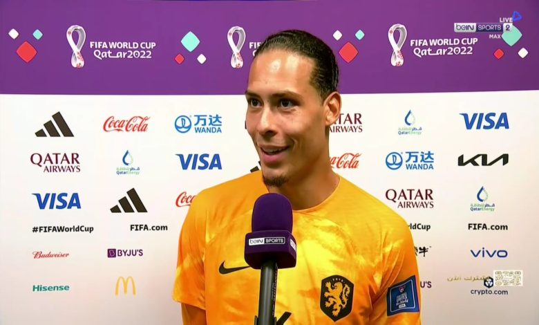 علق فيرجيل فان دايك، مدافع منتخب هولندا، على فوز منتخب بلاده أمام السنغال، ضمن الجولة الاولى من المجموعة الأولى، بكأس العالم 2022. واقتنصت الطواحين الهولندية الثلاث نقاط بالفوز على السنغال، بنتيجة 2-0، في المباراة التي أقيمت بين المنتخبين مساء اليوم "الإثنين"، على ملعب الثمامة. تعليق فان دايك على فوز هولندا أمام السنغال وقال فان دايك في تصريحات صحفية عقب نهاية المباراة: "العمل الجاد هو من جلب نتيجة اليوم، كان علينا اللعب بشكل أفضل ولكننا وجدنا طريق المرمى في النهاية". وتابع: "من المهم الفوز بالمباراة الأولى لأنه يعطيك الثقة لبقية المباريات، لدينا شغف كبير، ولكن الاهم حاليًا الثلاث نقاط". وبسؤاله عن هل مازلت تفكر بإرتداء شارة 'OneLove قال: "لا، أنا لاعب كرة قدم لايحب الحصول على بطاقات صفراء، أقف مع البيان ولكنني لاعب كرة قدم، أريد اللعب بهذا النوع من البطولات". وأضاف: "الناس تقول أنني ضعيف شخصية لأنني لم ارتدي شارة 'OneLove' ولكن ليس هذا هو الوضع، نحن لاعبون نريد لعب كرة القدم". واختتم قائلًا: "أراء الناس لاتستطيع إيقافها، كنت سألعب بها ولكن ليس إن تم منحي بطاقة صفراء". وتخوض هولندا المواجهة الثانية لها في المونديال أمام الإكوادور، يوم الجمعة القادم، على ملعب خليفة الدولي.