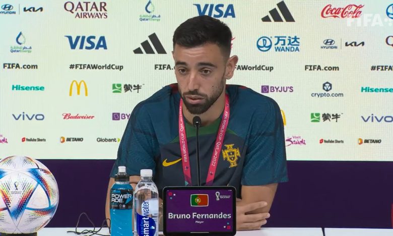 تحدث برونو فيرنانديز، لاعب وسط منتخب البرتغال، عن مباراة منتخب بلاده أمام غانا، ضمن الجولة الأولى من المجموعة الثامنة، بكأس العالم 2022. وتفتتح البرتغال مشوارها بكأس العالم 2022 بمواجهة غانا، غدًا “الخميس”، في تمام الساعة السادسة مساءًا، على ملعب 974. برونو فيرنانديز يتحدت عن مباراة غانا وقال برونو في المؤتمر الصحفي قبل مباراة غانا: "أصعب مجموعة هي أكثر تنافسًا، ولكن مسؤوليتنا كبيرة لاننا نمثل منتخبنا، جميعنا نحلم باللعب بكأس العالم ونحن سعيدين لتحقيق حلمنا، ونريد أن نمثل منتخبنا بأفضل شكل ممكن". وتابع: "ما حدث مع كريستيانو لن يؤثر على المنتخب وجميعنا نريد تقديم أفضل مباراة، لقد كان حلمًا بالنسبة لي اللعب بجانب رونالدو في مانشستر، لكن لا شيء يدوم أبدًا". وبسؤاله عن السلام الفاتر بينه وبين رونالدو في بداية المعسكر قال: "كنت متأخر عن المعسكر بساعتين وقال رونالدو تلك النكتة، وبالطبع كريستيانو لحظتها ضحك، لكن جميعنا يعلم أهمية هذا المونديال لكريستيانو رونالدو وهو الان مركز معنا، أنا مؤمن أن هذه الامور والشائعات طبيعي أن تحدث مع كريستيانو". وعن فسخ مانشستر يونايتد عقد رونالدو قال: "هذا قرار كريستيانو ولم يناقشه معي، جميعنا مركزين مع منتخبنا في كأس العالم لانها بطولة مهمة، هذه البطولة حلم للجميع، والجميع هنا يريد الوصول للنهائي، تركيزنا على المنتخب في الفترة الحالية". وتلعب البرتغال ضمن المجموعة الثامنة بكأس العالم 2022، بجانب منتخبات غانا، كوريا الجنوبية، أوروجواي.