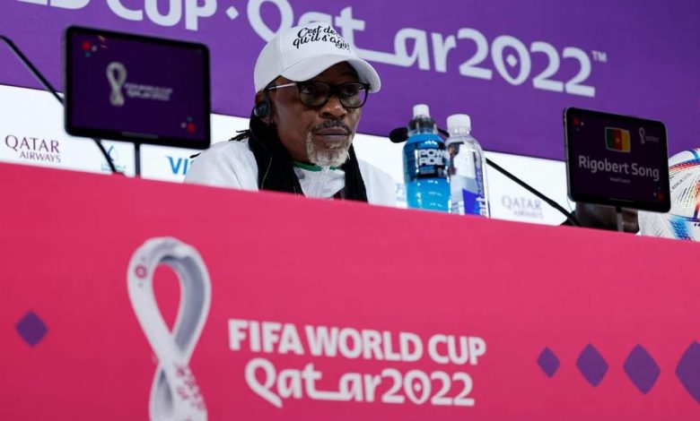 تحدث ريجوبرت سونج، مدرب منتخب الكاميرون، عن مواجهة منتخب بلاده أمام سويسرا، ضمن الجولة الأولى من المجموعة السابعة، بكأس العالم 2022. ويخوض الكاميرون أول مباراة له بكأس العالم قطر 2022 أمام سويسرا، غدًا "ألخميس"، في الساعة الثانية عشر صباحًا، على ملعب الجنوب. سونج يتحدث عن مباراة سويسرا وقال سونج في المؤتمر الصحفي قبل مباراة سويسرا: "استعدينا بشكل جيد للغاية، نحن الأن على أتم الاستعداد لمباراة سويسرا، بل ونتطلع إليها، نحترم سويسرا ولكن نريد التركيز على أنفسنا وأدائنا فقط". وأكمل: "نحن مثل أي فريق لدينا نقاط قوة وضعف، سنركز على نقاط قوتنا بالتأكيد، وأتوقع أن تكون مباراة ممتازة ونسعد الشعب الكاميروني". وتابع: "الجيل الحالي لا يمتلك الخبرة الكافية في كأس العالم، ولكن أنا حاليًا المدير الفني للكاميرون والخبرة التي اكتسبتها كلاعب ستكون مفيدة لي لنقلها للاعبين الشباب". وأضاف: "الجميع هادىء للغاية بشأن مباراة سويسرا، الظروف لدينا تغيرت عن الفترة الماضية فيما يتعلق الرواتب وهكذا، هناك اهتمام جدي حاليًا من اتحاد كرة القدم لتفادي الأخطاء السابقة". وأردف: "الكاميرون كانت تمر بفترات صعبة في نسخ كأس العالم الماضية رغم أن مستوانا كان جيد للغاية، وهذا يعود للمشاكل الإدارية والتنظيمية حينها". وأتبع قائلًا: "جميع اللاعبين حاليًا يركزون بشكل جدي على المباراة فقط وعلى أدائهم، وهذا يجعلني متفائل". وعن الجدل حول مباراة الجزائر في تصفيات كأس العالم قال: "العالم بأكمله شاهد مباراتنا أمام الجزائر، الكاميرون تأهلت بمجهودها، وليس لدي الوقت لاتحدث في ذلك". وتلعب الكاميرون ضمن المجموعة السابعة بكأس العالم 2022، بجانب منتخبات البرازيل، صربيا، سويسرا.