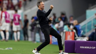 علق لويس إنريكي، مدرب إسبانيا، على المستوى الرائع لمنتخب بلاده أمام كوستاريكا، ضمن مباراة الجولة الأولى من المجموعة الخامسة، بكأس العالم 2022. واكتسحت إسبانيا نظيرها الكوستاريكي، بنتيجة 7-0، في المباراة التي أقيمت بين المنتخبين مساء اليوم "الأربعاء"، على ملعب الثمامة. إنريكي يتحدث عن مباراة كوستاريكا وقال إنريكي في تصريحات صحفية عقب نهاية المباراة: "هذه المباراة كانت خاصة بالنسبة لنا، دائمًا المباراة الأولى تكون صعبة للغاية، ولكن نحن ركزنا على نقاط الضعف الخاصة بكوستاريكا وسارت الأمور بشكل رائع في النهاية". وتابع: "الفريق قدم كل شيء رائع اليوم، لاعبي الوسط لمسوا الكرة كثيرًا وتحكموا بالمباراة، والشق الدفاعي كان رائع للغاية". وأضاف: "هذا المنتخب سوف يستمر في الصحوة ولن يسترخى، سنخوض جميع المباريات المقبلة بنفس العقلية ولن نهدأ". وأردف: "في النهاية كان لدي إحساس رائع بما قدمه الفريق أمام كوستاريكا، وكنت أعلم أننا سوف نظهر بشكل جيد بغض النظر عن من سوف يبدأ المباراة". وعن مباراة ألمانيا المقبلة قال: "سوف تكون مباراة صعبة، وبالتأكيد سوف تكون هناك تغييرات في التشكيلة التي سوف تواجه ألمانيا". وبسؤاله عن هل أغلقت أفواه المنتقدين لك قال: "هذه ليست وظيفتي، عملي هو تحسين الفريق والتقدم أكثر في هذه البطولة". وتخوض إسبانيا المباراة المقبلة بكأس العالم أمام ألمانيا، يوم الأحد القادم، على ملعب البيت. وتلعب إسبانيا ضمن المجموعة الخامسة بكأس العالم 2022، بجانب منتخبات كوستاريكا، ألمانيا، اليابان.