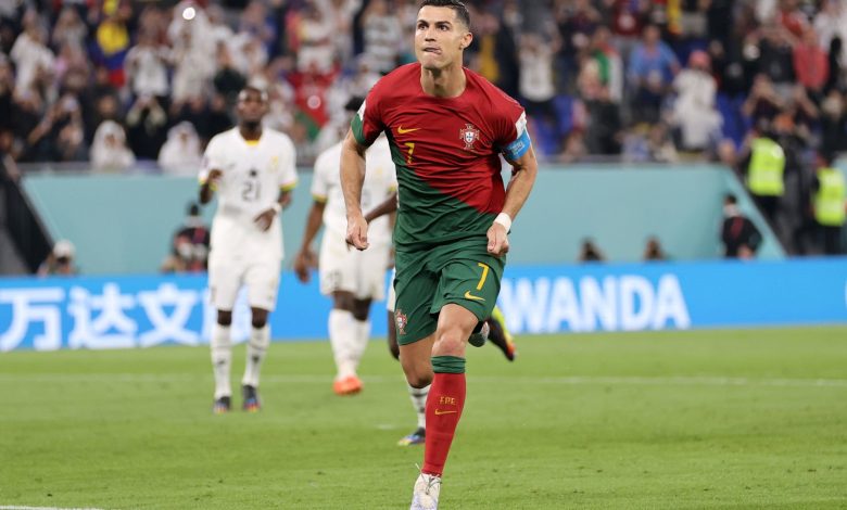 تحدث كريستيانو رونالدو، نجم المنتخب البرتغالي، عن فسخ تعاقده مع مانشستر يونايتد الإنجليزي، وذلك عقب نهاية مباراة البرتغال أمام غانا. وكان مانشستر يونايتد قد أصدر بيانًا رسميًا، والذي أعلن فيه عن فسخ تعاقده مع كريستيانو رونالدو بشكل فوري، حيث تم إجراء اتفاق متبادل بين الطرفين. وحقق رفقاء كريستيانو رونالدو أول انتصار في مونديال 2022 بفوز مثير أمام منتخب البلاك ستارز، في المباراة التي أقيمت بين المنتخبين مساء اليوم “الخميس”، على ملعب 974. كريستيانو رونالدو يتحدث عقب انتصار البرتغال أمام غانا وقال رونالدو في تصريحات صحفية عقب نهاية المباراة: "كان هذا الأسبوع الذي أُغلق فيه هذا الفصل، لقد فزنا وأستطعت مساعدة الفريق والباقي لا يُهم". وعن رقمه التاريحي الذي حققه بعد تسجيله لهدف أمام غانا: "أصبحت اللاعب الأول في العالم الذي يسجل في 5 نسخ لكأس العالم، ياله من أمر يدعو للفخر". ويستعد منتخب البرتغال لمواجهة قوية أمام الأوروجواي، يوم الإثنين القادم، على ملعب لوسيل، في تمام الساعة التاسعة مساءًا بتوقيت القاهرة. وتعلب البرتغال ضمن المجموعة الثامنة بكأس العالم قطر 2022، بجانب منتخبات كوريا الجنوبية، الأوروجواي، غانا.