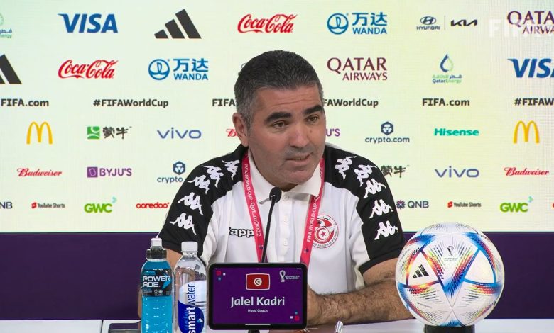 تحدث جلال القادري، المدير الفني لمنتخب تونس، عن مباراة نسور قرطاج أمام أستراليا، ضمن الجولة الثانية من المجموعة الرابعة، بكأس العالم 2022. وتخوض تونس مباراة في غاية الأهمية في مشوارها بمونديال قطر 2022 أمام أستراليا، غدًا "السبت"، على ملعب الجنوب، الساعة الثانية عشر صباحًا. القادري يتحدث عن مباراة أستراليا وقال القادري في المؤتمر الصحفي قبل مباراة الغد: "في كرة القدم لا يوجد مباريات تشبه بعضها، بالمباراة الأولى حققنا نقطة ولكن الأن لدينا فرصة تحقيق الثلاث نقاط". وتابع: "منتخب أستراليا منتخب محترم ولديه القدرة على اللعب في أعلى مستوى، لديهم نقاط ضعف إن شاء الله نستغلها". وأضاف: "لا يمكننا القول أن أستراليا أقل من الدنمارك، لعبنا بشكل ممتاز أمام الدنمارك وأتمنى ان نكون جاهزين أمام الجميع". وأردف: "مباراة أستراليا متوازنة ومتكافئة، يجب أن نكون حذرين في كل مباراة، وإن شاء الله الحظ يكون بصفنا، إن شاء الله غدًا تشاهدون أفضل مستوى لنا، وأتمنى أن نستغل نقاط ضعف استراليا". وعن دعم الجماهير التونسية قال: "الجماهير التونسية تدعمنا في أصعب اللحظات ولكن نريد أن نجعلهم سعداء وفخورين، نريد تحويل أحلام التونسيين إلى حقيقة في كأس العالم قطر 2022". وعن عامل الضغط على منتخب تونس قال: "علينا الكثير من الضغط وأتمنى أن يكون من صالحنا، وإن شاء الله نحقق تطلعات الجماهير، نحن منتخب عربي وإن شاء الله أي كلمة أحفز فيها اللاعبين توصل لهم ونلعب بشكل ممتاز". واختتم قائلًا: "نريد جعل أي تونسي فخور بمنتخبه، صحيح لم نسجل بأخر مباراة ولكن الجماهير فخورة بنا، أتمنى أن نحقق حلمنا". وكان نسور قرطاج قد تعادلوا في المباراة الأولى أمام الدنمارك، 0-0، في المباراة التي أقيمت بين المنتخبين يوم الثلاثاء الماضي، على ملعب المدينة التعليمية.