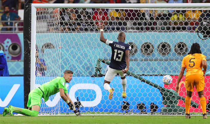 سقط المنتخب الهولندي في فخ التعادل أمام نظيره الإكوادوري، بنتيجة 1-1، ضمن الجولة الثانية من المجموعة الأولى، بكأس العالم قطر 2022. وفشلت الطواحين الهولندية في تأكيد صعودها بشكل رسمي إلى دور الـ16 من كأس العالم 2022، بعدما تعادلوا إيجابيًا أمام الإكوادور، في المباراة التي أقيمت بين المنتخبين مساء اليوم "الجمعة"، على ملعب خليفة الدولي. تفاصيل أهداف المباراة وجاء هدف منتخب هولندا عن طريق اللاعب كودي جاكبو في الدقيقة 6 من عمر الشوط الأول. فيما جاء هدف منتخب الإكوادور عن طريق إينير فالنسيا في الدقيقة 49 من عمر الشوط الثاني.  تشكيلة المنتخب الهولندي ضد الإكوادور حراسة المرمى: أندريس نوبيرت. الدفاع: جورين تيمبر - فيرجيل فان دايك - ناثان آكي. الوسط: دينزل دومفريس - فرينكي دي يونج - نيون كويمينترز - دالي بليند. الهجوم:  ديفي كلاسين -  كودي جاكبو - ستيفن بيرجوين تشكيلة منتخب الإكوادور ضد هولندا حراسة المرمى: هرنان جالينديز. الدفاع: جاكسون بوروزو - فيليكس توريس - بييرو هينكابي - بيرفيس إستوبينيان. الوسط: جيجسون مينديز - أنجيلو يريكيادو - موسيس كايسيدو - جونزالو بلاتا الهجوم:  إينر فالنسيا - ميشيل إسترادا. فيديو.. أهداف مباراة هولندا والإكوادور 1-1 بكأس العالم 2022