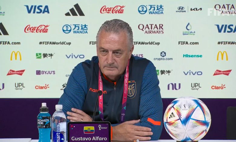 تحدث جوستافو ألفارو، المدير الفني لمنتخب الإكوادور، عن مباراة فريقه الحاسمة أمام السنغال، ضمن الجولة الثالثة من المجموعة الأولى، لكأس العالم 2022. ويمتلك منتخب الإكوادور برصيده 4 نقاط بالفوز على قطر والتعادل أمام السنغال، فيما يمتلك منتخب السنغال 3 نقاط بعد الخسارة أمام هولندا والفوز أمام قطر. مدرب الإكوادور يتحدث عن مباراة السنغال الحاسمة وقال جوستافو ألفارو في المؤتمر الصحفي لمباراة الغد: "سنلعب أمام أصعب خصم وأصعب مباراة لنا في هذه المجموعة". وتابع: "نريد تقديم كأس عالم يُخلد في تاريخ الاكوادور، نحترم السنغال كثيرًا هم فريق جيد جدًا، لديهم مدرب جيد أيصًا لديه أسلوب واضح في كل مباراة، بالتأكيد عرفوا كيفية تعويض غياب ساديو ماني". وأضاف: "السنغال ردت بسرعة على الخسارة أمام هولندا بانتصارهم أمام قطر، هم سيفعلون كل مابوسعهم من أجل الفوز علينا غدًا، لذلك ستكون مباراة صعبة". وعن إصابة إينير فالنسيا قال: "هو يتعافى بشكل جيد من الإصابة التي تعرض لها، ولم نستبعده من المباراة". واختتم قائلًا: "نحتاج إلى الفوز أمام السنغال من أجل التأهل، لدينا بعض الأخطاء، لكننا كفريق جماعي نلعب بشكل أفضل". وتستعد الإكوادور لمواجهة السنغال في مواجهة قوية وحاسمة، غدًا "الثلاثاء"، على ملعب خليفة الدولي. 