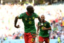 تحدث فينسنت أبوبكر، مهاجم منتخب الكاميرون، عن تعادل منتخب بلاده أمام صربيا، بنتيجة 3-3، ضمن الجولة الثانية من المجموعة السابعة، بمونديال قطر 2022. وعاد الأسود الغير مروضة في النتيجة أمام منتخب صربيا، في مباراة ممتعة من جانب الطرفين، والتي أقيمت بينهم صباح اليوم "الإثنين"، على ملعب الجنوب. أبوبكر يتحدث عن تعادل الكاميرون أمام صربيا وقال أبوبكر في تصريحات صحفية عقب نهاية المباراة: "شاهدت مباراة المغرب وأردنا أن نلعب بنفس الحدية التي لعبوا بها المغرب أمام بلجيكا". وتابع: "لن نستلم وسوف نحافظ على أملنا بالتأهل، سنلعب بقوة أمام البرازيل وسنرى ما سيحدث في النهاية". ويستعد المنتخب الكاميروني لمواجهة البرازيل، يوم "الجمعة" القادم، على ملعب لوسيل، في تمام الساعة التاسعة مساءًا بتوقيت القاهرة. وتمتلك الكاميرون نقطة وحيدة من مباراتين، بعد الخسارة أمام سويسرا في الجولة الأولى، ثم التعادل أمام صربيا بالجولة الثانية. وتلعب الأسود الغير مروضة في المجموعة السابعة بكأس العالم 2022، بجانب منتخبات، صربيا، سويسرا، البرازيل.