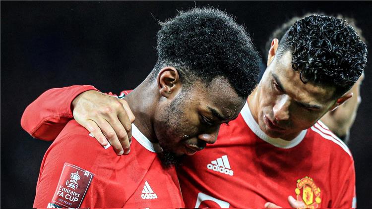 رد السويدي أنتوني إيلانجا، لاعب مانشستر يونايتد، على تصريحات زميله في الفريق كريستيانو رونالدو، والذي انتقد فيها اللاعبين الشباب بالفريق، فيما يتعلق بعدم استعدادهم للتعلم من كبار النجوم. وكان كريستيانو رونالدو قد أدلى بتصريحات نارية ضد إدارة النادي، والجهاز الفني الحالي والسابق، وزملائه الحاليين والسابقين في الفريق. إيلانجا يرد على انتقادات رونالدو وقال إيلانجا في تصريحات صحفية نشرتها جريدة "ذا صن" البريطانية: "أوافق رونالدو فيما وجود الكثير من مصادر التشتيت للجيل الجديد، لكن بالتأكيد تركيزي ينصب على الفريق بنسبة 100%". وتابع: "كريستيانو يتحدث عن اللاعبين الشباب بشكل عام، ولا يقصد لاعبي الشباب داخل الفريق فقط، على أي حال أتفهم كلامه ونحن جيل جديد". واختتم: "ما يمكنني فهمه من كلامه أن هناك الكثير من الهواتف والكثير من التكنولوجيا، من السهل جدًا على اللاعبين الصغار أن يصرفوا انتباههم ويفقدوا التركيز بسبب هذه التكنولوجيا". وكان مانشستر يونايتد قد أصدر بيانًا اليوم "الجمعة"، أكد فيه أن النادي بدأ هذا الصباح بأخذ الإجراءات المناسبة ردًا على مقابلة كريستيانو رونالدو الأخيرة، لن يقوم النادي بإجراء أي تعليق حتى تُغلق هذه العملية بالكامل. يذكر أن مانشستر يونايتد يحتل حاليًا المركز الخامس بجدول ترتيب فرق الدوري الإنجليزي، برصيد 26 نقطة.