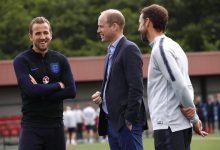 التقى الأمير ويليام صباح اليوم "الثلاثاء"، بلاعبي المنتخب الإنجليزي بقيادة المدرب جاريث ساوثجيت، بقصر كنسنجتون، وذلك قبل توجههم مباشرة إلى العاصمة القطرية الدوحة. وتنتطلق منافسات كأس العالم قطر 2022، مابين 20 نوفمبر الجاري وحتى 18 ديسمبر المقبل، على 8 ملاعب مختلفة. وكان ساوثجيت قد أعلن في وقت سابق علن القائمة النهائية لمنتخب الأسود الثلاثة، والتي تستعد لخوض غمار مونديال قطر 2022. ولاتزال التكهنات تثار حول حضور الأمير ويليام إلى العاصمة القطرية الدوحة، خلال بطولة كأس العالم، حيث يعتبر ويليام هو رئيس الاتحاد الإنجليزي لكرة القدم. فيديو.. الأمير ويليام وهو يلتقي بلاعبي منتخب إنجلترا وتخوض إنجلترا منافسات كأس العالم 2022 ضمن المجموعة الثانية، بجانب منتخبات الولايات المتحدة الأمريكية، إيران، ويلز.