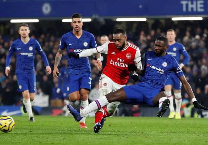 تتواصل اليوم الأحد مباريات الجولة الخامسة عشرة من الدوري الإنجليزي لكرة القدم، يواجه أرسنال المتصدر اختباراً صعباً عندما يحل ضيفا على جاره تشيلسي، بينما يحتاج ليفربول إلى الفوز على مضيفه توتنهام ليدخل مجدداً دائرة الصراع على المراكز الأربعة الأولى المؤهلة إلى دوري الأبطال. ويعاني تشيلسي الذي يبتعد بفارق 10 نقاط عن القمة، محلياً في الآونة الاخيرة بعد فشله في الفوز في مبارياته الثلاث الأخيرة وسقوطه الكبير أمام برايتون بأربعة أهداف مقابل هدف الأسبوع الماضي، ولا يمكنه بالتالي التعرض لخسارة جديدة قد تعقد أموره في المنافسة على المركز الرابع على الأقل. من جانبه فقد تنفس أرسنال الصعداء بعد أن تبين أن إصابة نجمه الدولي بوكايو ساكا في الكاحل الأسبوع الماضي ليست خطيرة، في ظل تألق اللاعب منذ مطلع الموسم الحالي. وفي مباراة أخرى يستقبل توتنهام ليفربول في مواجهة قوية في شمال لندن، ويدخل النادي اللندني المباراة منتشيا بتصدره مجموعته في دوري الأبطال. راجعت آمال ليفربول بإحراز اللقب بعد خسارتين مفاجئتين أمام نوتنجهام فوريست وليدز مع اعتراف مدربه الألماني يورجن كلوب بأن الوقت بدأ ينفد بالفعل حتى لمجرد الوصول إلى المراكز الأربعة الأولى. من جهة أخرى يبدأ المدرب الإسباني أوناي إيمري عهده مع أستون فيلا بمواجهة قوية على أرضه أمام مانشستر يونايتد الذي لم يخسر في آخر 9 مبارايات وحافظ على نظافة شباكه في 6 من مبارياته السبع الأخيرة، وبات يونايتد الخامس على بعد نقطة واحدة من المركز الرابع كما أنه يملك مباراة مؤجلة. ويلتقي أيضا اليوم ساوثهامبتون مع نيوكاسل يونايتد، ويحل كريستال بالاس ضيفا على وست هام يونايتد. القنوات الناقلة لمباريات اليوم بالدوري الإنجليزي لكرة القدم: تذاع مباريات اليوم الأحد بالدوري الإنجليزي لكرة القدم حصريا على شبكة قنوات بي إن سبورت، المالك الحصري لحقوق بث مباريات البطولة في الشرق الأوسط وشمال إفريقيا.