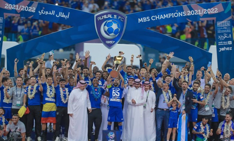 تصدر نادي الهلال السعودي حامل لقب الدوري قائمة الأندية الأكثر تحقيقا للإيرادات خلال الموسم الماضي 2021-2022، وجاء النصر في المركز الثاني، وذلك بحسب تصنيف مؤسسة الشرق للأخبار. وبلغت إيرادات الهلال 706.9 مليون ريال، أي ما يعادل 188.5 مليون دولار وتحصل على هذا المبلغ من دعم الوزارة والتبرعات والرعاية والإيرادات المتنوعة لكنه لم يستفد بأي مبلغ على الإطلاق من انتقالات اللاعبين. وارتفعت إيرادات الهلال بنسبة 42 بالمائة بعدما كانت 497 مليون ريال في الموسم السابق. واحتل النصر المركز الثاني بعدما بلغت إيراداته 477.5 مليون ريال، وبزيادة 17 بالمائة بعدما كانت 407.7 مليون ريال في 2021. ولم ينجح سوى الهلال والنصر من بين أندية السعودية في الخروج بفائض، وفقاً لتقرير الشرق المعتمد على البيان المالي للأندية السعودية، باستثناء الأهلي الذي هبط للدرجة الثانية ولم يكشف عن حساباته، وبلغ فائض الهلال 67 مليون ريال مقابل 22 مليون ريال للنصر. وجاء الاتحاد ثالثاً في قائمة الإيرادات بعدما حصد 339 مليون ريال، لكنه أنفق 439.3 مليون ريال ليبلغ العجز أكثر من 100 مليون ريال. واحتل الشباب المركز الرابع بإيرادات 193 مليون ريال، منها 35.8 مليون ريال من انتقالات اللاعبين وهو الأعلى بين الأندية السعودية. وبلغ إجمالي إيرادات الأندية السعودية 2.812 مليار ريال بزيادة 16 بالمئة عن الموسم السابق، وكان هذا الرقم سيزيد لو أعلن الأهلي عن حساباته المالية، فيما بلغ إجمالي الإنفاق 3.02 مليار ريال. وفي المقابل، تبلغ ديون الأندية السعودية 1.44 مليار ريال، ويأتي النصر على رأس القائمة برصيد 363.5 مليون ريال ويأتي الاتحاد في المركز الثاني برصيد 332.9 مليون ريال ثم الهلال برصيد 274 مليون ريال. 