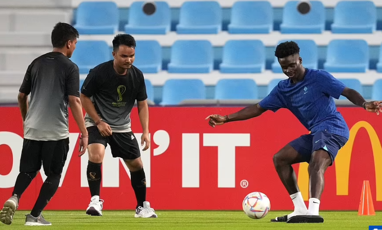 بالفيديو والصور.. المنتخب الإنجليزي يدعو عمال كأس العالم للمشاركة في تدريبات الفريق