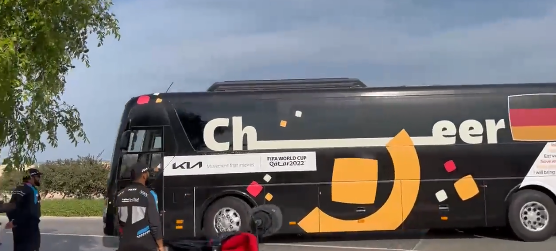 بالفيديو والصور.. منتخب ألمانيا يصل إلى مقر إقامته بمنتجع زلال الصحي