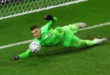 تحدث دومينيك ليفاكوفيتش، حارس مرمى كرواتيا، عقب فوز منتخب بلاده أمام البرازيل، ضمن مباريات دور ربع النهائي لمونديال فيفا قطر 2022. وقاد ليفاكوفيتش، منتخب بلاده كرواتيا للفوز على البرازيل في مفاجأة غير متوقعة، بركلات الجزاء الترجيحية، في المباراة التي أقيمت على ملعب المدينة التعليمية، مساء اليوم "الجمعة". حارس كرواتيا يتحدث عن الانتصار أمام البرازيل وقال ليفاكوفيتش في تصريحات صحفية عقب نهاية المباراة: "أشكر كل الجماهير التي دعمتنا خلال هذه المباراة، نحن نتلقى الدعم من قبل جماهيرنا، اليوم لعبنا بأقصى جهد لنا وقدمنا كل ما نملك، سعداء جدًا بالتأهل إلى نصف نهائي كأس العالم". وتابع: "نحن نأخذ كل مباراة على حدى، سنرى أين سنصل في نهاية الأمر، ولكن أؤكد أننا نمتلك الخبرة الكافية للوصول بعيدًا في هذا المونديال". واختتم قائلًا: "كل اللاعبين في كرواتيا تنشأ على أهمية بذل أقصى جهد من أجل الوصول إلى النجاح اللازم، سنعمل بكل قوة من أجل الوصول أيضًا إلى المباراة النهائية". ويستعد المنتخب الكرواتي في دور نصف النهائي لمونديال قطر 2022، الفائز من مواجهة الأرجنتين وهولندا، والتي تقام مساء اليوم "الجمعة"، على ملعب الثمامة. 