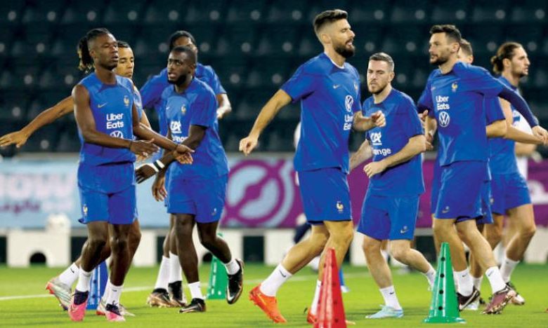 تلقى ديديه ديشامب، مدرب فرنسا، أنباء سارة قبيل مواجهة منتخب بلاده أمام الأرجنتين، في نهائي كأس العالم قطر 2022. ويسدل الستار على منافسات مونديال قطر 2022، غدًا "الأحد"، بمواجهة نارية بين الأرجنتين وفرنسا، على ملعب لوسيل، في تمام الساعة الخامسة مساءًا بتوقيت القاهرة. منتخب فرنسا كامل العدد قبل نهائي المونديال وكشفت قناة "فرانس 24" الفرنسية، عن تواجد جميع لاعبي المنتخب الفرنسي في التدريبات النهائية، وذلك قبل 24 ساعة من نهائي كأس العالم 2022. وتابعت، تعافى كل اللاعبين الذين كانوا قد أصيبوا بنزلات برد وإجهاد عضلي وكدمات، ليتأكد بذلك جاهزية الـ24 لاعبًا للمباراة النهائية أمام الأرجنتين. وأضافت، شارك في التدريبات بصورة طبيعية الخماسي المشكوك بأمرهم إبراهيما كوناتي، وأوريلين تشواميني، وثيو هرنانديز، ورافائيل فاران، وكينجسلي كومان، بعدما غابوا عن التدريبات الأخيرة في الأيام الماضية لأسباب مختلفة. يذكر أن منتخب فرنسا قد تأهل لنهائي كأس العالم قطر 2022، بعد الفوز على المغرب 2-0، في المباراة التي أقيمت بين المنتخبين مساء "الأربعاء" الماضي، على ملعب البيت.