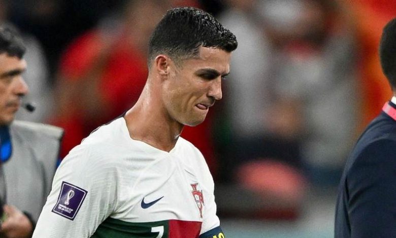 كشفت تقارير صحفية إسبانية، اليوم "الأربعاء"، عن مفاجأة بشأن مواصلة كريستيانو رونالدو تدريباته في ناديه السابق، وذلك عقب توديعه لمونديال قطر 2022. وكان المنتخب البرتغالي قد ودع منافسات كأس العالم 2022، بعد الخسارة أمام المغرب 1-0، ضمن الدور ربع النهائي، في المواجهة التي أقيمت بين المنتخبين مساء "السبت" الماضي، على ملعب الثمامة. رونالدو يتدرب في ناديه السابق وكشفت صحيفة "relevo" الإسبانية، عن حصول كريستيانو رونالدو على إذن بالتدريب بشكل انفرادي في منشأة ريال مدريد، حاليًا، وذلك للحفاظ على مستواه اللياقي بينما يواصل اللاعب التفكير في مستقبله. وتابعت، علاقة اللاعب بناديه السابق ريال مدريد جيدة للغاية، والنادي الإسباني وافق فورًا على طلب رونالدو بالتدريب داخل المنشأة الرياضية الخاصة بالميرنجي. وأضافت، أن لا يزال ريال مدريد غير مهتم بإعادة التعاقد مع كريستيانو رونالدو، وذلك خلال الفترة المقبلة، خاصًا بعد فسخ تعاقده مع مانشستر يونايتد الإنجليزي. واختتمت، كريستيانو رونالدو عاد إلى مدريد بعد الخروج من كأس العالم قطر 2022، وسيقيم فيها حتى تحديد وجهته القادمة. يذكر أن مانشستر يونايتد قام بفسخ التعاقد مع رونالدو، بعد اتفاق مرضي بين الطرفين، وذلك بعد أن صرح الأخير ضد مدرب الشياطين الحمر إريك تين هاج، وأيضًا إدارة النادي.