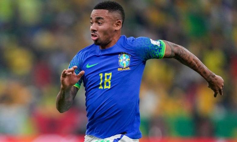 كشفت تقارير صحفية إنجليزية، عن صدمة انتابت نادي أرسنال الإنجليزي، بعد الإعلان رسميًا عن مدة غياب جابريل جيسوس، مهاجم الفريق اللندني. وكان جيسوس قد تلقى إصابة قوية على مستوى الركبة، خلال تواجده رفقة منتخب بلاده البرازيل في قطر، والذي يخوض منافسات كأس العالم 2022. وكانت تقارير صحفية قد أكدت غياب الدولي البرازيلي جيسوس لمدة تقارب الشهر فقط، بعد الإصابة التي تعرض لها رفقة السيليساو. أرسنال في صدمة بعد إصابة جيسوس وكشفت صحيفة "دايلي ميل" البريطانية، عن تقلي أرسنال صدمة قوية بعدما اكتشف النادي اللندني أن إصابة جيسوس جاءت أسوأ من توقعات الجانرز. وتابعت، جيسوس مهدد بالغياب عن الملاعب لمدة 3 أشهر، حيث من المتوقع أن يعود اللاعب البرازيلي للعب مع أرسنال مرة أخرى في بداية مارس القادم. واختتمت، نادي أرسنال حاليًا يفكر بجدية في دخول الميركاتو الشتوي القادم، وذلك من أجل إنتداب مهاجم لتعويض غياب جيسوس المصاب. يذكر أن أرسنال يحتل حاليًا صدارة ترتيب الدوري الإنجليزي الممتاز، برصيد 37 نقطة.