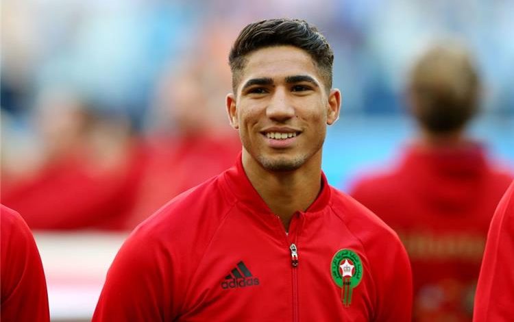 تحدث حسن حكيمي، والد لاعب المغرب أشرف حكيمي، عن حلمه بتتويج المغرب لكأس العالم 2022، والمقام حاليًا بدولة قطر. وكان حكيمي قد قاد أسود الأطلس للدور القبل النهائي لمونديال قطر 2022، بعد الفوز على البرتغال 1-0، في المباراة التي أقيمت بين المنتخبين مساء "السبت" الماضي، على ملعب الثمامة. والد حكيمي يحلم بتتويج المغرب بكأس العالم 2022 وقال حسن حكيمي في تصريحات صحفية لإذاعة "كادينا سير" الإسبانية: "بالطبع أحلم أن يكون منتخب المغرب هو بطل العالم وأن يتوج في النهاية بالبطولة، وهذا ليس من أجل إبني فقط، وإنما لجميع الشعب المغربي". وتابع: "بالتأكيد سيكون هذا حدثًا سعيدًا للغاية للجماهير المغربية في كل مكان، وهنا ليس أتحدث عن فرحة في قرية أو مدينة، بل في بلد بأكملها". واختتم قائلًا: "من لا يتابع كرة القدم في الفترة الماضية أصبح بتابعها الأن، نحن هنا نصلي وندعو من أجل أن يحقق المغرب كأس العالم". ويسعى أسود الأطلس لعبور منتخب فرنسا، في الدور قبل النهائي لكأس العالم 2022، وذلك في المواجهة التي ستجمع بين المنتخبين مساء اليوم "الأربعاء"، على ملعب البيت.