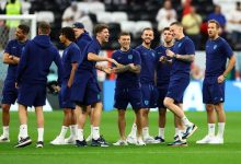 قبل ساعة من انطلاقها، ووسط حالة ترقب كبيرة، أعلن المديرين الفنيين لمنتخبي إنجلترا والسنغال، عن تشكيل اللاعبين الذين سيخوضون رسمياً مباراة المنتخبين في مرحلة دور الـ 16 من بطولة كأس العالم 2022. ومن المقرر، أن تنطلق مباراة إنجلترا والسنغال في تمام الساعة التاسعة مساءً بتوقيت “القاهرة” على ملعب “البيت”، العاشرة مساءاً بتوقيت مكة المكرمة وقطر. تشكيل منتخب إنجلترا حراسة المرمى: بيكفورد جوردان خط الدفاع: كايل ووكر، لوك شو، جون ستونز، هاري ماجواير خط الوسط: ديكلاك رايس، جوردان هندرسون، فيل فودن، جود بيلينجهام خط الهجوم: هاري كين، بوكايو ساكا. تشكيل منتخب السنغال حراسة المرمى: إدوارد ميندي خط الدفاع: كوليبالي، جاكويس إسماعيل، يوسف سبالي، عبدو ديالو خط الوسط: نامباليث ميندي، باث سيس، كريبين دياتا، خط الهجوم: ايليمان ندايا، اسماعيلا سار.