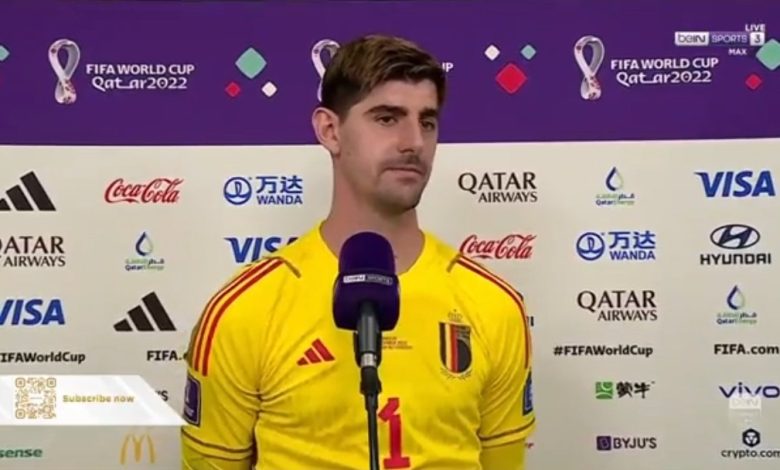 تحدث تيبو كورتوا، حارس مرمى بلجيكا، عقب توديع منتخب بلاده نهائيات كأس العالم رسميًا، بعد التعادل أمام كرواتيا بدون أهداف، ضمن مباريات الجولة الثالثة للمجموعة السادسة، بمونديال قطر 2022. وودع منتخب الشياطين الحمر مونديال قطر 2022 بعد أداء مخيب للأمال، بعدما حصلوا على 3 نقاط فقط من مكسب وخسارة وتعادل. كورتوا يتحدث عن توديع بلجيكا لكأس العالم وقال كورتوا في تصريحات صحفية عقب نهاية مباراة كرواتيا: "خيبة أمل اليوم، أعتقد أننا فعلنا كل شيء للفوز أمام كرواتيا ولكن في النهاية تعادلنا". وانتقد كورتوا لاعبي المنتخب قائلًا: "لا أعتقد أنه يمكن تسميتنا بـ جيلٍ ذهبي كوننا لم نحقق أي شيء للأسف". وأصبح منتخب المغرب أول منتخب أفريقي يتصدر مجموعته في كأس العالم على مدار التاريخ. ويستعد المغرب لمواجهة ثاني المجموعة الخامسة، والتي تضم كل من إسبانيا وألمانيا وكوستاريكا واليابان. وبهذه النتيجة رفع أسود الأطلس رصيدهم إلى 7 نقاط في الصدارة، وأتى منتخب كرواتيا بقيادة مودريتش في المركز الثاني برصيد 5 نقاط.