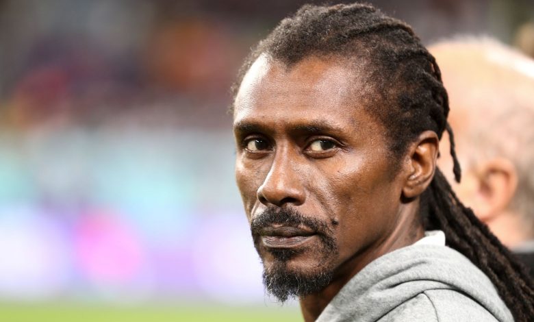 غاب المدير الفني لمنتخب السنغال، أليو سيسيه، عن تدريبات أسود التيرنجا، والتي تستعد لخوض غمار دور الـ16 لمنافسات كأس العالم 2022. ويستعد المنتخب السنغالي لخوض مباراة هامة وحاسمة أمام إنجلترا، يوم غد "الأحد"، على ملعب البيت، في تمام الساعة التاسعة مساءًا بتويت القاهرة، ضمن دور الـ16 لمونديال قطر 2022. أليو سيسيه يغيب عند تدريبات السنغال وكشفت تقارير صحفية، عن غياب مدرب السنغال أليو سيسيه، حيث لم يستطع التواجد في تدريبات السنغال بالأمس بسبب المرض. وتابعت، كما غاب سيسيه عن المؤتمر الصحفي لمباراة السنغال أمام إنجلترا، والذي يسبق المباراة بيوم واحد، حيث ناب عنه مساعده ريجيس يوجاريت. واختتمت، ولكن بعثة المنتخب السنغالي لازالت متفائلة أنه سيتواجد غدًا ضد إنجلترا على مقاعد البدلاء. وكان أسود التيرنجا قد تأهل إلى دور الـ16، بعدما احتل المركز الثاني بالمجموعة الأولى برصيد 6 نقاط. وكانت السنغال تقع ضمن المجموعة الأولى، والتي كانت تضم كل من هولندا، الإكوادور، قطر.