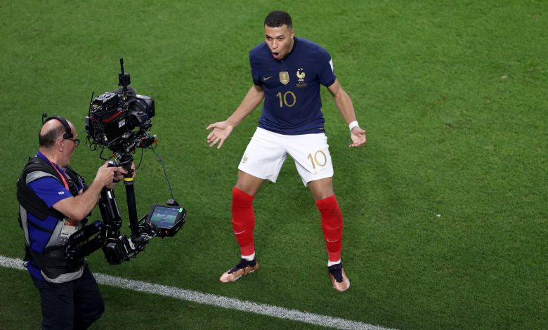 قاد كيليان مبابي، منتخب بلاده فرنسا لعبور سهل أمام بولندا، بنتيجة 3-1، ضمن مباريات دور الـ16 لبطولة كأس العالم قطر 2022. وحقق منتخب الديوك الفرنسية فوزًا سهلًا أمام بولندا ليعبر إلى ربع نهائي المونديال، في المباراة التي أقيمت على مساء اليوم "الأحد"، على ملعب الثمامة. وينتظر المنتخب الفرنسي في دور ربع النهائي لكأس العالم 2022، الفائز من مباراة إنجلترا والسنغال، والتي سوف تقام مساء اليوم. تفاصيل أهداف المباراة جاءت أهداف منتخب فرنسا عن طريق اوليفيه جيرو في الدقيقة 44 من عمر الشوط الأول، كيليان مبابي في الدقائق 74 ، 91، من عمر الشوط الثاني. فيما جاء هدف بولندا عن طريق ليفاندوفسكي من ضربة جزاء في الدقيقة 99 من الوقت بدل الضائع للشوط الثاني.  تشكيلة منتخب فرنسا ضد بولندا حارس المرمى: هوجو لوريس. الدفاع: جوليس كوندي، رافائيل فاران، دايوت أوباميكانو، ثيو هيرنانديز. الوسط: أدريان رابيو، أوريلين تشواميني، أنطوان جريزمان. الهجوم: عثمان ديمبلي، كيليان مبابي، أوليفييه جيرو. تشكيلة منتخب بولندا ضد فرنسا حارس المرمى: فويتشيك تشيزني. الدفاع: جيليك، ماتي كاش، بيريزينسكي، كيويور. الوسط: كريتشوفياك، زيلينسكي، فرانكوفيسكي، سزيمانسكي. الهجوم: كامينسكي، ليفاندوفسكي. فيديو.. أهداف مباراة فرنسا وبولندا 3-1 ثمن نهائي كأس العالم 2022