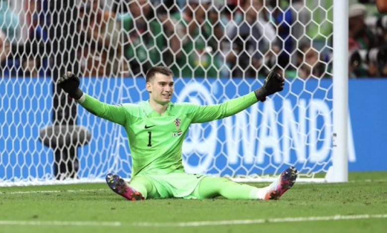 حسمت ركلات الجزاء الترجيحية مباراة منتخبي كرواتيا واليابان، بفوز الأول 3-1، ضمن مباريات دور الـ16 لبطولة كأس العالم قطر 2022. وقاد حارس منتخب كرواتيا، ليفاكوفيتش، منتخب بلاده للفوز عى اليابان، حيث استطاع التصدي لـ3 ركلات جزاء، وذلك في المباراة التي أقيمت بين المنتخبين مساء اليوم "الإثنين"، على ملعب الجنوب. وينتظر منتخب كرواتيا بدور ربع النهائي بكأس العالم 2022، الفائز من مباراة البرازيل أمام كوريا الجنوبية، والتي من المفترض أن تقام في وقت لاحق من مساء هذا اليوم "الإثنين". تفاصيل أهداف المباراة جاء هدف منتخب اليابان عن طريق اللاعب دايزن مايدا في الدقيقة 43 من عمر الشوط الأول. فيما جاء هدف تعادل منتخب كرواتيا عن طريق اللاعب ايفان بيريسيتش في الدقيقة 55 من عمر الشوط الثاني.  تشكيلة منتخب اليابان ضد كرواتيا حراسة المرمى: شيوتشي جوندا.   خط الدفاع: يوتو ناجاتومو - مايا يوشيدا - تاكيهيرو تومياسو - شوجو تانيجوتشي   خط الوسط : واتارا إندو - جونيا إيتو - ريتسو دوان - دايتشي كامادا - هيديماسا موريتا    خط الهجوم: دايزن مايدا . تشكيلة منتخب كرواتيا ضد اليابان حراسة المرمى: دومينيك ليفاكوفتش.   خط الدفاع: ديان لوفرين - يوشكو جفارديول - يوسيب يورانوفيتش - بورنا باريستش.   خط الوسط: ماتيو كوفاسيتش - لوكا مودريتش - مارسيلو بروزفيتش - إيفان بيريسيتش - برونو بيتكوفيتش.   خط الهجوم: أندريه كراماريتش. فيديو.. أهدف وركلات ترجيح مباراة كرواتيا واليابان في كأس العالم 2022