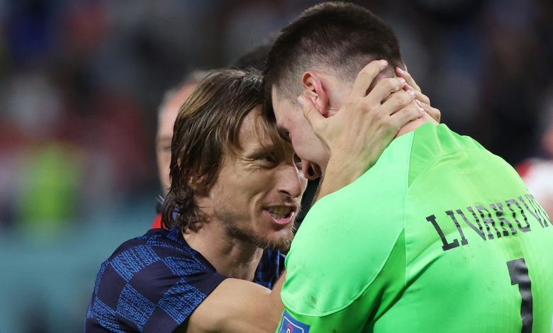 تحدث دومينيك ليفاكوفيتش، حارس كرواتيا، عقب انتصار منتخب بلاده أمام اليابان، ضمن مباريات دور الـ16 لمونديال قطر 2022. وقاد ليفاكوفيتش، منتخب كرواتيا لعبور الساموراي الياباني، بعد تصديه لثلاث ركلات جزاء ترجيحية والفوز بنتيجة 3-1، في المباراة التي أقيمت بين المنتخبين مساء اليوم "الإثنين"، على ملعب الجنوب. حارس كرواتيا يتحدث عن الانتصار أمام اليابان وقال ليفاكوفيتش في تصريحات صحفية عقب نهاية المباراة: "استحقينا الفوز أمام اليابان، قدمنا مباراة قوية للغاية، كنا الفريق الأكثر سيطرة على مجريات المباراة". وتابع: "المنتخب الكرواتي صنع الكثير من الفرص خلال اللقاء ولكن لم يحالفنا التوفيق فيها، في النهاية خضنا مباراة اليابان بحثًا عن الفوز سواء في الوقت الأصلي أو الإضافي". وعن تصديه لثلاث ركلات جزاء قال: "في الحقيقة لم أجد صعوبة في التصدي لركلات الجزاء اليابانية، حيث كانت أول تسديدة لليابان ضعيفة وتصديت لها بكل سهولة". وينتظر منتخب كرواتيا بدور ربع النهائي بكأس العالم 2022، الفائز من مباراة البرازيل أمام كوريا الجنوبية، والتي من المفترض أن تقام في وقت لاحق من مساء هذا اليوم “الإثنين”. يذكر أن منتخب كرواتيا كان يقع ضمن المجموعة الرابعة بكأس العالم 2022، بجانب منتخبات تونس، فرنسا، الدنمارك.