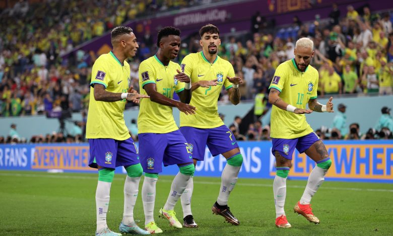 قسى المنتخب البرازيلي على نظيره الكوري الجنوبي، بنتيجة 4-1، ضمن مباريات دور الـ16 لبطولة كأس العالم قطر 2022. وفي لقاء سهل وممتع استطاع منتخب البرازيل الفوز علي كوريا الجنوبية 4-1، في المباراة التي أقيمت بين المنتخبين مساء اليوم "الإثنين"، على ملعب 974. وتستعد السامبا البرازيلية لمواجهة كرواتيا، ضمن دور ربع النهائي لمونديال قطر 2022، وذلك يوم "السبت" القادم، على ملعب المدينة التعليمية. تفاصيل أهداف المباراة وجاءت أهداف منتخب البرازيل عن طريق فينيسيوس جونيور في الدقيقة 7، نيمار في الدقيقة 13 من ضربة جزاء، ريشارليسون في الدقيقة 29، لوكاس باكيتا في الدقيقة 36، وذلك من عمر الشوط الأول. فيما جاء هدف كوريا الجنوبية عن طريق اللاعب بيك سونج هو في الدقيقة 76، وذلك من عمر الشوط الثاني.  تشكيلة منتخب البرازيل ضد كوريا الجنوبية حراسة المرمى: أليسون بيكر الدفاع: دانيلو، تياجو سيلفا، ماركينيوس، ميليتاو الوسط: كاسيميرو، لوكاس باكيتا الهجوم: ريتشارليسون، نيمار، رافينيا، فينيسيوس جونيور تشكيلة منتخب كوريا الجنوبية ضد البرازيل حراسة المرمى: كيم سيونجيو الدفاع: كيم جينسو، كيم مينجا، كيم مونهوان، كيم يونج وون الوسط: يونج وويونج، هوانج انبيوم، سون هيونج مين، لي جايسونج، هوانج هيشان الهجوم: تشو جويسونج فيديو.. أهداف مباراة البرازيل وكوريا الجنوبية 4-1 ثمن نهائي كأس العالم