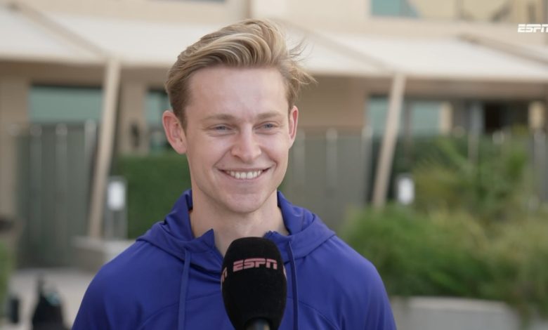 تحدث فرينكي دي يونج، لاعب وسط هولندا، عن مواجهة منتخب بلاده القوية أمام الأرجنتين، ضمن دور ربع النهائي لكأس العالم قطر 2022. وكان منتخب الطواحين الهولندية قد تأهل إلى دور ربع النهائي لمونديال قطر 2022، بعدما حقق الفوز على منتخب أمريكا، بنتيجة 3-1، في المباراة التي أقيمت يوم "السبت" الماضي، على ملعب خليفة الدولي. دي يونج يتحدث عن مواجهة الأرجنتين وقال دي يونج في تصريحات صحفية لقناة "ESPN" الهولندية: "منتخب الأرجنتين كبير بالطبع لكن نحنُ كذلك أيضًا، هم فريق رائع لكننا فريق رائع أيضًا، أنا واثق 50/50 هي حظوظ التأهل لكِلا الفريقين". وعن كيفية إيقاف ميسي قال: "حسنًا، لا أعرف، أنا أعرفه شخصيًا لكنني لا أعرف طريقة إيقافه، إنه يصنع الفارق منذ 15 عام وليست هنالك طريقة واحدة لإيقافه". وبسؤاله عن كيف كنت تقوم بإيقافه في التدريبات في برشلونة قال: "كان يصنع الفارق في التدريبات كذلك، علينا إيقافه كفريق". وتستعد هولندا لمواجهة قوية وحاسمة أمام الأرجنتين، يوم "الجمعة" القادم، على ملعب لوسيل، في تمام الساعة التاسعة مساءًا بتوقيت القاهرة. يذكر أن منتخب هولندا قد تأهل إلى دور الـ16 بكأس العالم بعدما احتل صدارة ترتيب المجموعة الأولى، برصيد 7 نقاط. وكان المنتخب الهولندي يقع ضمن المجموعة الأولى، بجانب منتخبات الإكوادور، السنغال، قطر.