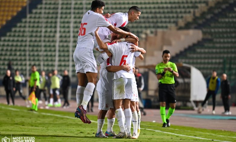 اكتسح نادي الزمالك بالفن والهندسة نظيره طلائع الجيش، بنتيجة 4-0، ضمن مباريات الجولة السادسة، لمسابقة الدوري المصري، موسم 2022-2023. واستطاع الفارس الأبيض تقديم وجبة كروية رائعة أمام طلائع الجيش، وانتصر برباعية نظيفة، وذلك في المباراة التي أقيمت بين الفريقين مساء اليوم "الأربعاء"، على ملعب الكلية الحربية. وبهذه النتيجة ارتفع رصيد الزمالك إلى 11 نقطة من أصل خمس مباريات، فيما تجمد رصيد طلائع الجيش عند 4 نقاط، في المركز الثالث العشر. تفاصيل أهداف المباراة وجاءت أهداف الزمالك عن طريق أحمد سيد زيزو في الدقيقة 44 من الشوط الأول. وفي الشوط الثاني سجل إمام عاشور الهدف الثاني في الدقيقة 57، أحمد أبو الفتوح في الدقيقة 83، يوسف أسامة نبيه في الدقيقة 92 من الوقت بدل الضائع. تشكيل الزمالك لمواجهة طلائع الجيش حراسة المرمى: محمد عواد الدفاع: حمزة المثلوثي - حسام عبد المجيد - مصطفى الزناري - عبد الله جمعة الوسط: سيد نيمار - عمرو السيسي - محمد أشرف روقا - إمام عاشور - أحمد سيد زيزو الهجوم: مصطفى شلبي تشكيل طلائع الجيش لمواجهة الزمالك حراسة المرمى: عماد السيد الدفاع: أحمد عبد الرحمن - خالد سطوحي - محمد فتح الله - أحمد أيمن منصور الوسط: عبد الرحمن أسامة شيكا - إسلام محارب - أحمد متعب - كريم طارق - أحمد سمير الهجوم: خالد قمر فيديو.. أهداف مباراة الزمالك وطلائع الجيش 4-0 بالدوري المصري