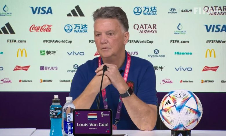 تحدث لويس فان جال، مدرب هولندا، عن مواجهة منتخب بلاده الصعبة أمام الأرجنتين، ضمن الدور ربع النهائي لكأس العالم قطر 2022. ويلتقي المنتخب الهولندي بنظيره الأرجنتيني في مباراة صعبة وحاسمة، غدًا "الجمعة"، على ملعب لوسيل، في تمام الساعة التاسعة مساءًا بتوقيت القاهرة. فان جال يتحدث عن مباراة الأرجنتين وقال فان جال في المؤتمر الصحفي لمباراة الغد: "ستكون مباراة صعبة أمام الأرجنتين، ولكن لاعبيني لديهم الاحترافية الكافية للتعامل مع عدد الجماهير الأرجنتينية الغفيرة، بالطبع لن يكون الامر سهل عندما يكون لديهم 40 ألف مشجع ونحن 1400 فقط". وعن إمكانية تحقيق هولندا لكأس العالم قال: "نحن بلد بإمكانه تحقيق كأس العالم، ونأمل أن نفعلها هذه المرة". وبسؤاله عن كيفية إيقاف ميسي قال: "سيكون من الغباء اذا تحدثت عن تكتيكاتي هنا، لن اجيب على ذلك السؤال، يمكنك أن تضع جوابك الخاص، ولكن إجابتي أشبه بأن تجد هاتفي الخاص في المرحاض". وعن جاهزية ممفيس ديباي لمواجهة الأرجنتين قال: "هو لائق بما يكفي ليلعب 120 دقيقة كاملة". وعن أسلوبه التدريبي قال: "بالطبع شخصيتي تغيّرت ونظرتي لكرة القدم تغيّرت وتطورت، بعد فترتي التدريبية في برشلونة تغيرت الكثير من الامور بالنسبة لي". وأتبع قائلًا: "عندما طورت أسلوب الدفاع الجميع انتقدني في السابق ولكن الآن أصبح نصف العالم يلعب بهذا الشكل". وبسؤاله عن هل ستتوقف عن التدريب بعد نهاية كأس العالم قال: "سأتوقف عن التدريب ولكن هذه مجرد خدمة طارئة لبلدي، ولكن لا أحد يعلم، أبلغ من العمر 71 ولكنني لازلت أبدو جميلاً وشابًا، إن كان هنالك منتخب يريدني فسوف أدربه". وبسؤاله عن لماذا دي ماريا قال أنك أسوأ مدرب دربه رد قائلًا: "هل قال ذلك حقًا؟ هذا مؤسف. إنه أحد اللاعبين القلائل الذين يملكون هذا الرأي، ممفيس مر بظروف مع مانشستر يونايتد وكان عليه التعامل معها أيضًا، لكن الآن أنا وممفيس ديباي نُقبل بعض فمويًا". وأضاف: "لكن دي ماريا لاعب رائع، كانت لديه مشاكل خاصة في فترته مع مانشستر يونايتد، منزله تعرض للسرقة". وعن إقالة إنريكي من تدريب إسبانيا قال: "لا يمكنني أن احكم عليه كمدرب لأنني لا أتابع ولا أرى كيف يعمل خلف الكواليس، لا يمكنني التعليق". وعن رأية بمنتخب المغرب قال: "لا يمكنني تقييم عمل وليد الركراكي، ولكن من الرائع رؤيتهم أن يتأهلو للدور القادم في كأس العالم".